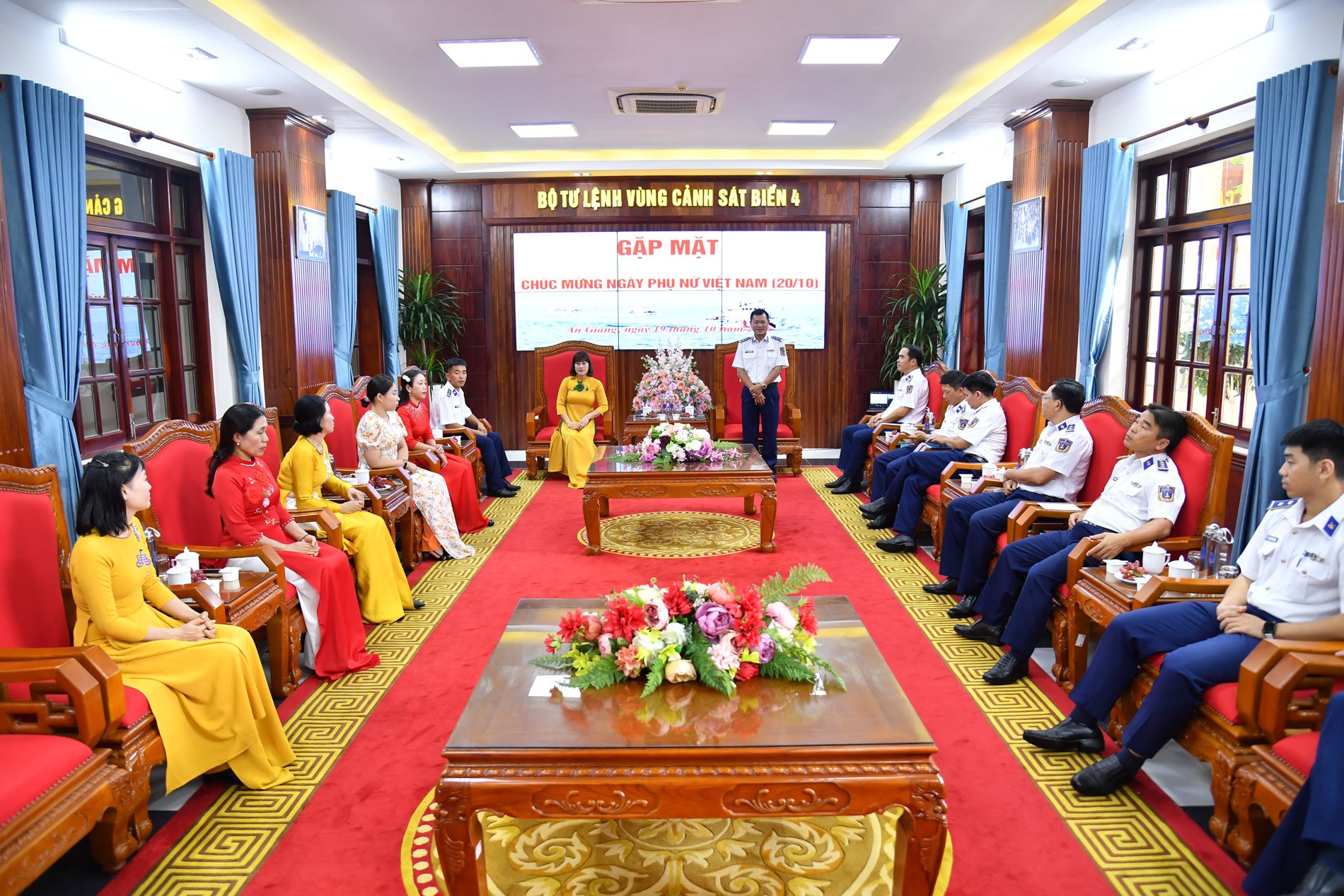 Quang cảnh gặp mặt chúc mừng Ngày Phụ nữ Việt Nam Quang cảnh gặp mặt chúc mừng Ngày Phụ nữ Việt Nam