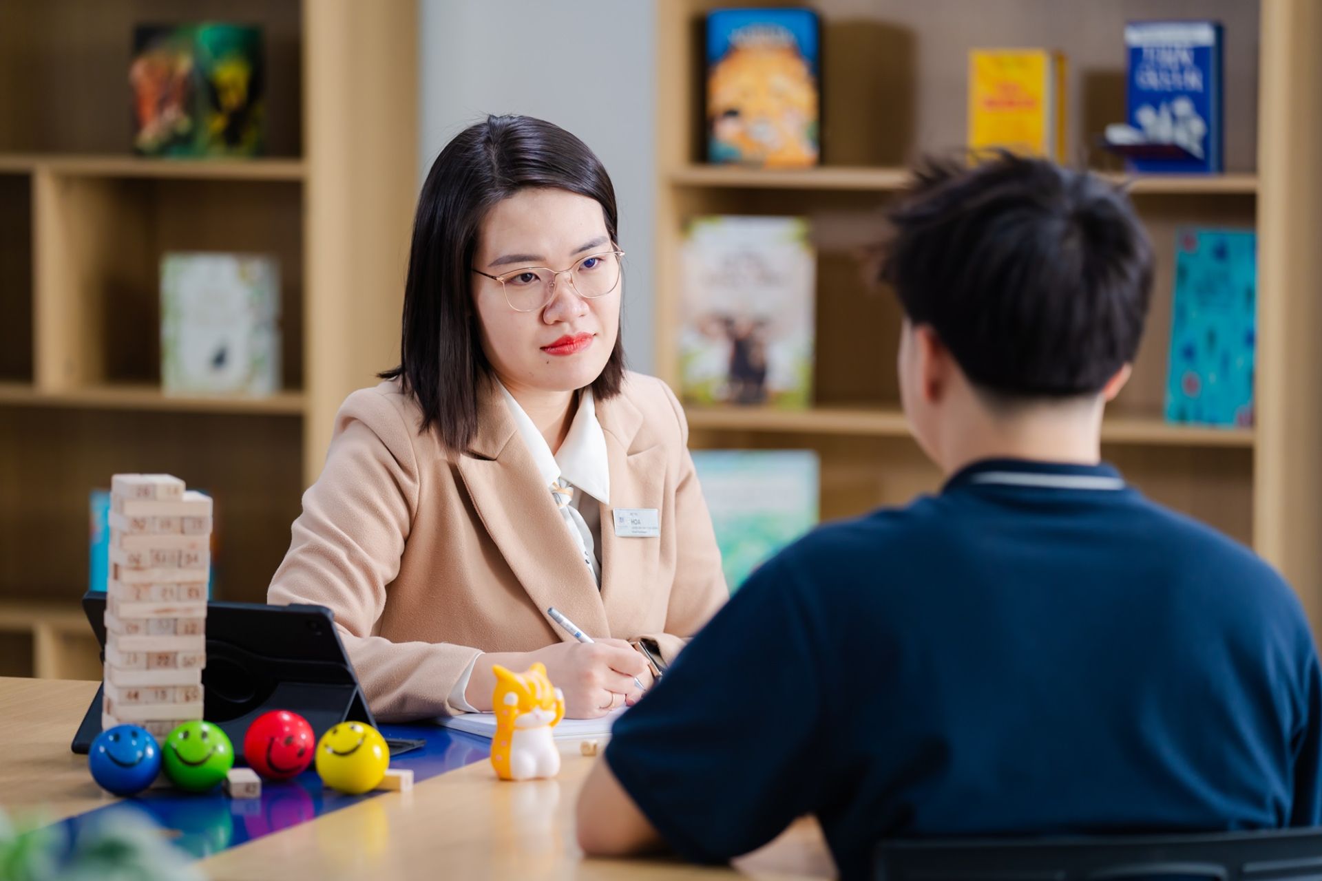 Mạng lưới chuy&ecirc;n vi&ecirc;n t&acirc;m l&yacute; học đường tại Vinschool hỗ trợ học sinh t&igrave;m hiểu nhu cầu, th&aacute;o gỡ kh&oacute; khăn v&agrave; tiếp cận h&igrave;nh thức hỗ trợ ph&ugrave; hợp. Đ&acirc;y l&agrave; một phần trong hệ thống chăm s&oacute;c học sinh, kết nối với năng lực hỗ trợ ban đầu được ph&aacute;t triển th&ocirc;ng qua Youth MHFA.