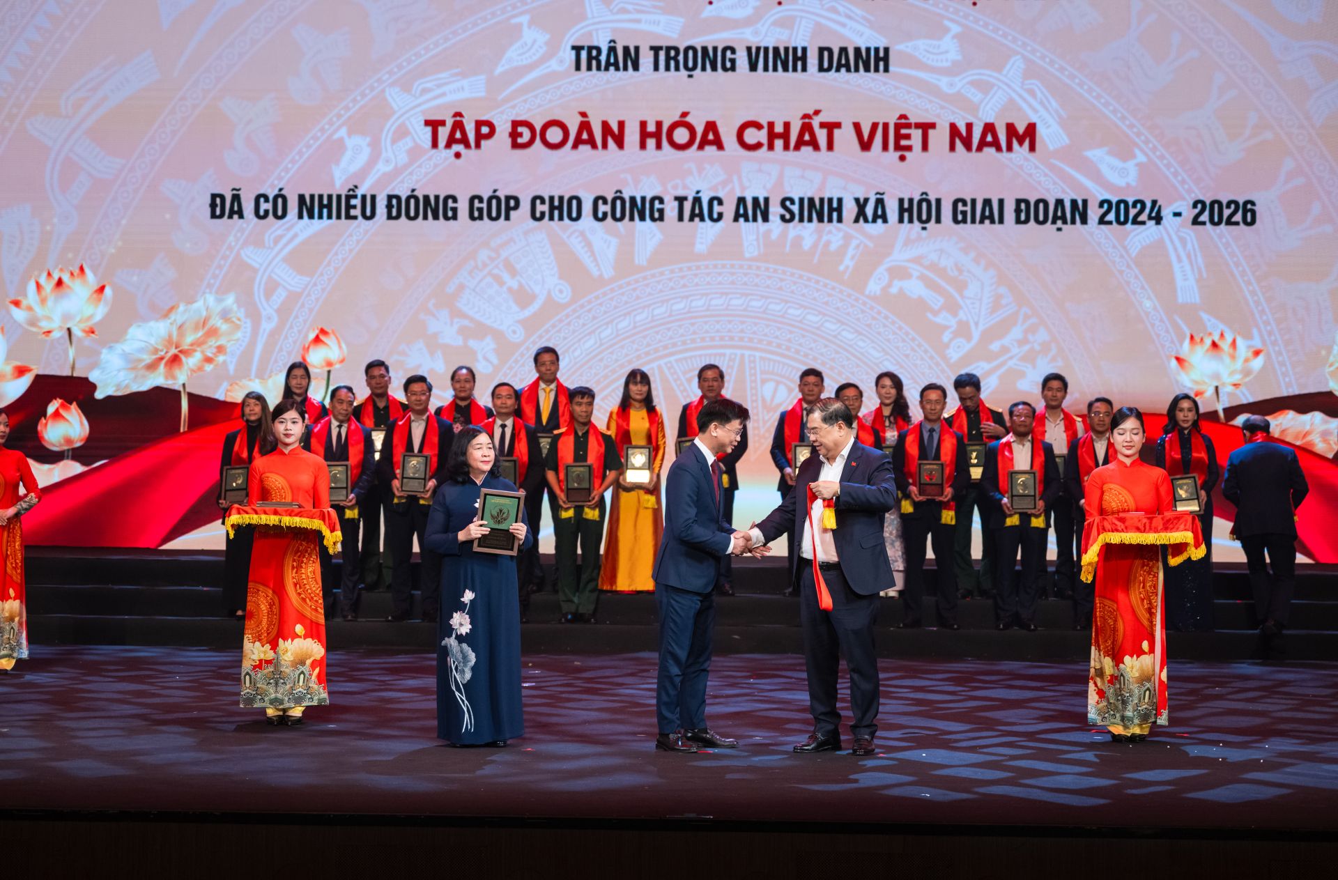 Đồng ch&iacute; Phạm Gia T&uacute;c, Ủy vi&ecirc;n Bộ Ch&iacute;nh trị, Ph&oacute; Thủ tướng Thường trực Ch&iacute;nh phủ, trao vinh danh cho đồng ch&iacute; Nguyễn Văn Luyện, Ph&oacute; Tổng Gi&aacute;m đốc, đại diện Tập đo&agrave;n H&oacute;a chất Việt Nam, ghi nhận những đ&oacute;ng g&oacute;p trong c&ocirc;ng t&aacute;c an sinh x&atilde; hội.
