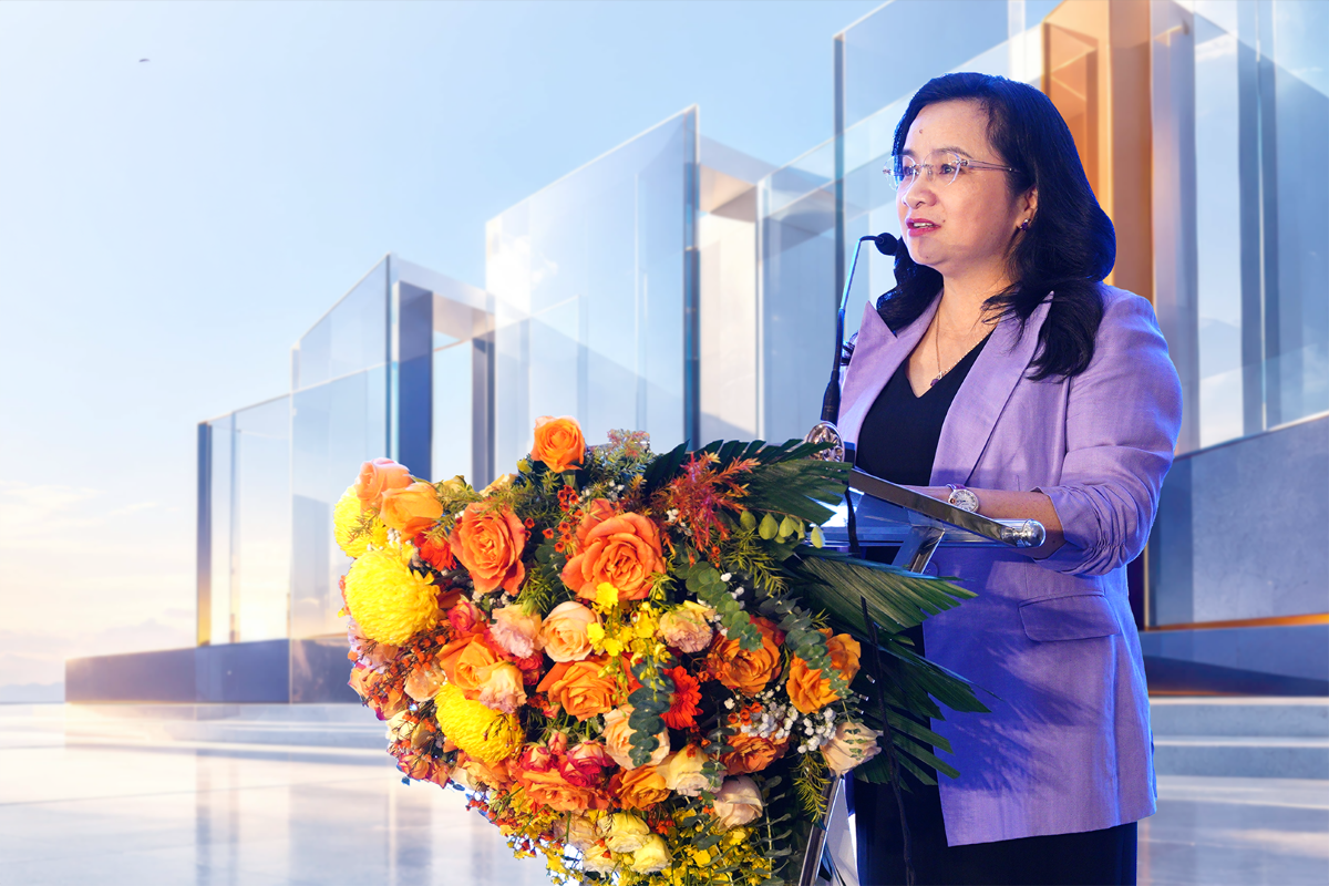 B&agrave; Ng&ocirc; Thu H&agrave; &ndash; Tổng gi&aacute;m đốc Ng&acirc;n h&agrave;ng SHB th&ocirc;ng tin với c&aacute;c nh&agrave; đầu tư tại hội nghị