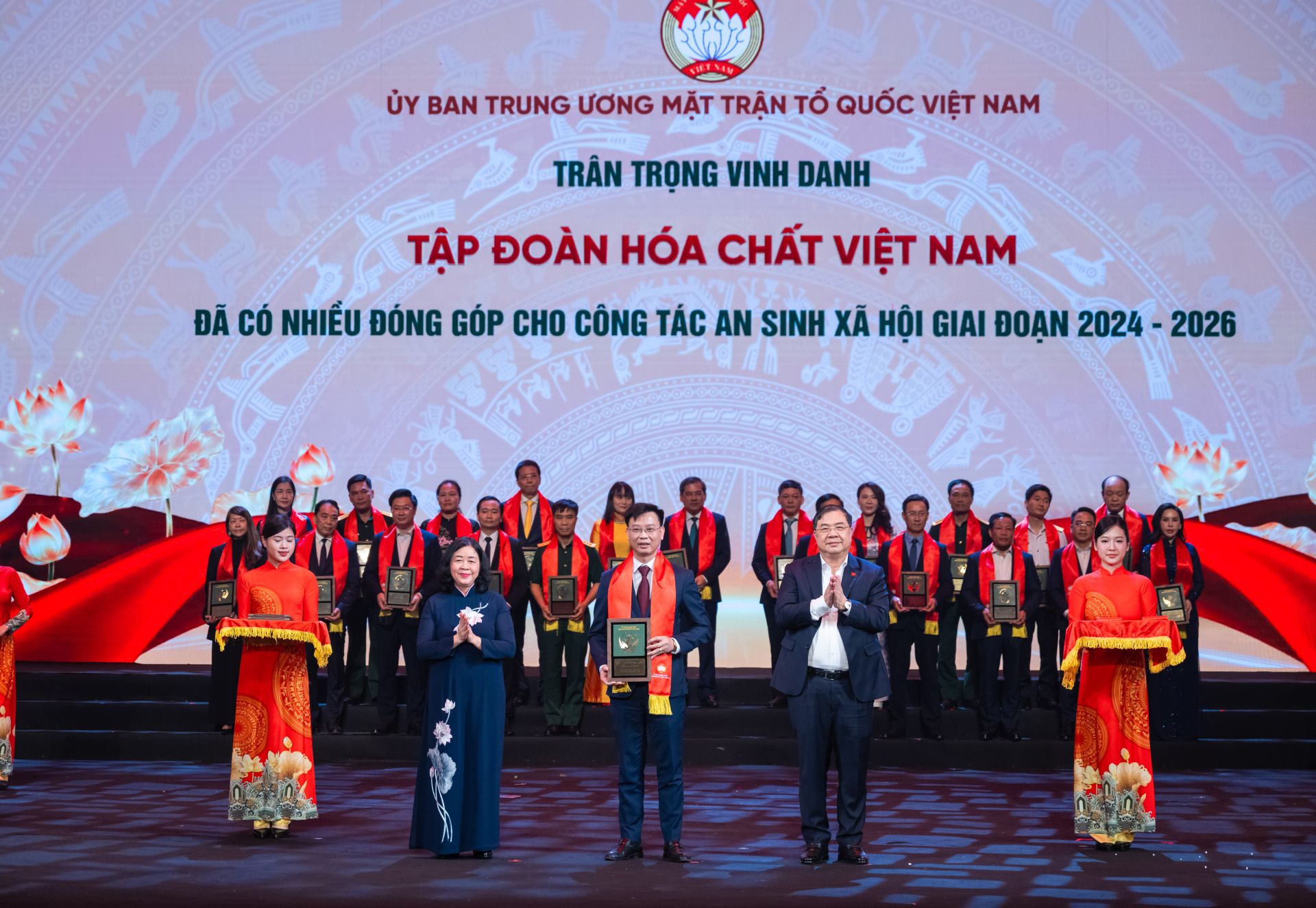 Đồng ch&iacute; Nguyễn Văn Luyện, Ph&oacute; Tổng gi&aacute;m đốc, đại diện Tập đo&agrave;n H&oacute;a chất Việt Nam Nhận Vinh danh c&aacute;c tập thể, c&aacute; nh&acirc;n c&oacute; đ&oacute;ng g&oacute;p cho c&ocirc;ng t&aacute;c an sinh x&atilde; hội.
