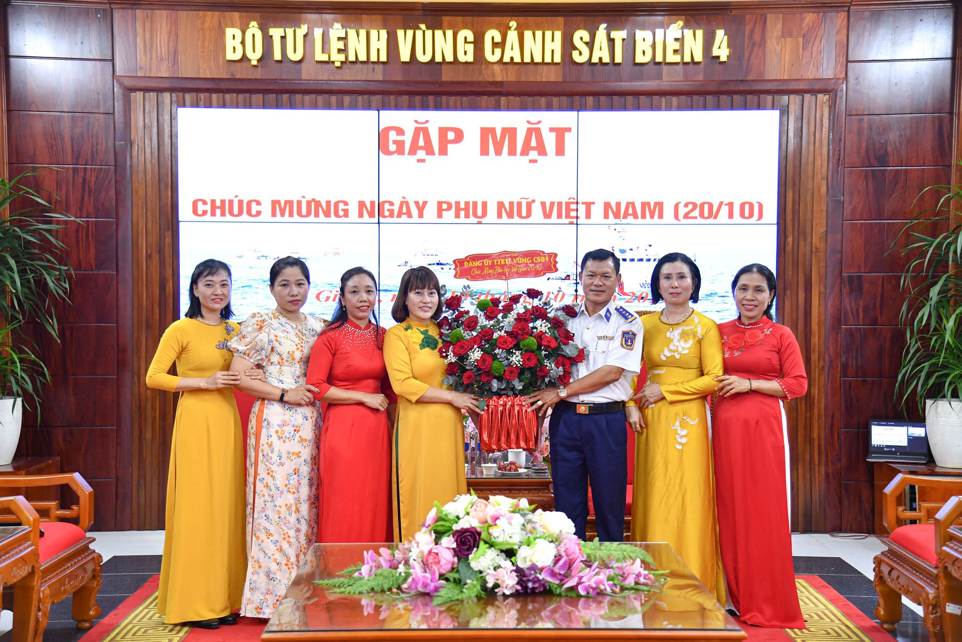 Đại tá Nguyễn Thái Dương - Ủy viên Ban Thường vụ Đảng ủy, Phó Chính ủy Bộ Tư lệnh Vùng Cảnh sát biển 4 tặng hoa chúc mừng Hội phụ nữ Bộ Tư lệnh Vùng. Đại tá Nguyễn Thái Dương - Ủy viên Ban Thường vụ Đảng ủy, Phó Chính ủy Bộ Tư lệnh Vùng Cảnh sát biển 4 tặng hoa chúc mừng Hội phụ nữ Bộ Tư lệnh Vùng.