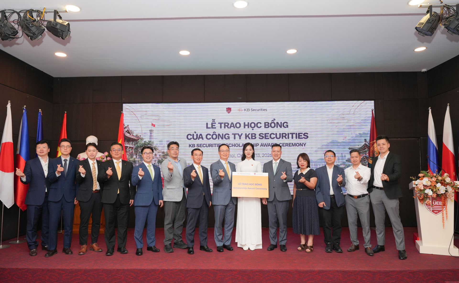KBSV trao học bổng, tiếp sức sinh viên Trường Đại học Kinh tế – ĐHQGHN trên hành trình chinh phục tri thức