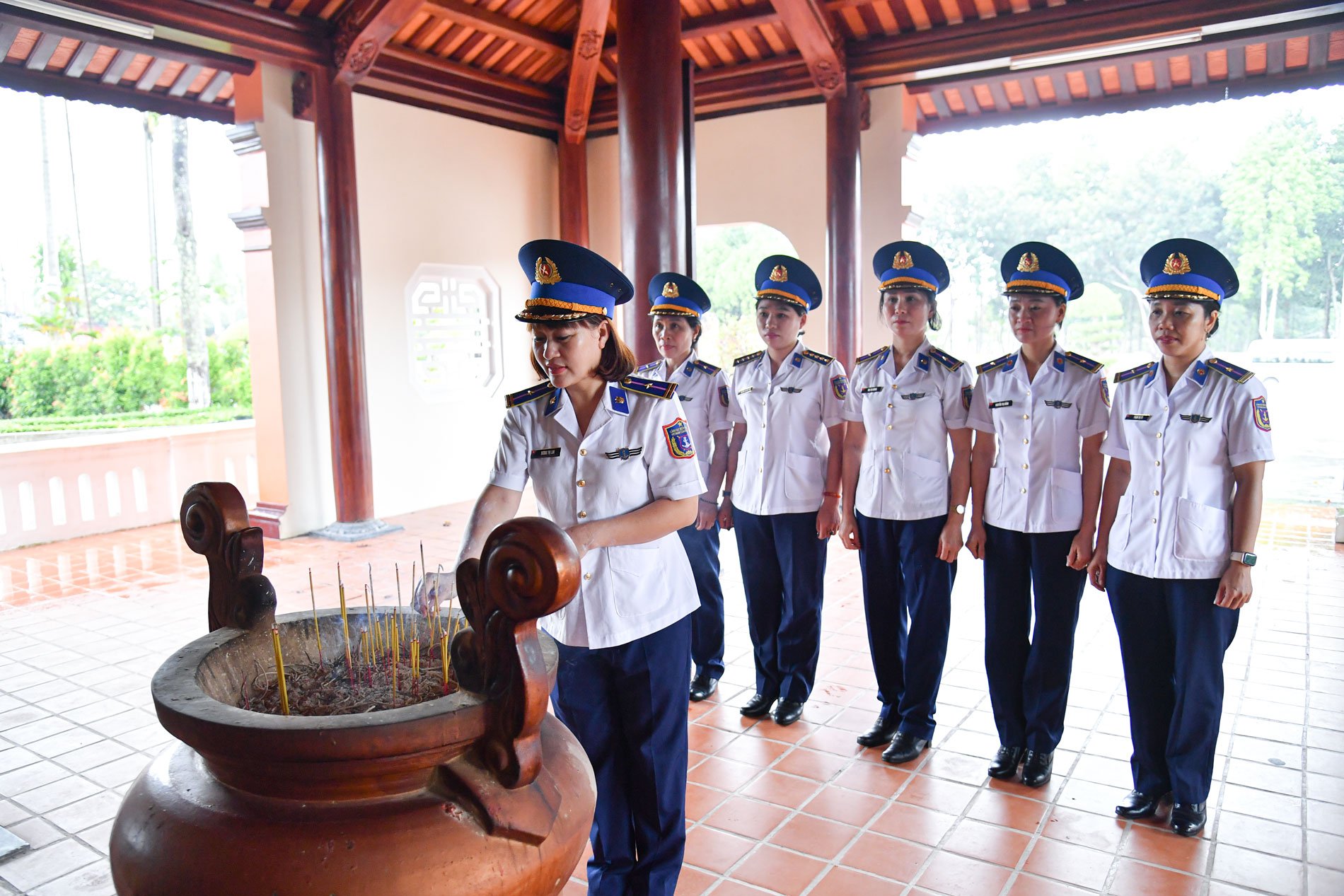 Hội phụ nữ Bộ Tư lệnh Vùng Cảnh sát biển 4 thắp hương tưởng nhớ các anh hùng liệt sĩ tại Nhà tù Phú Quốc. Hội phụ nữ Bộ Tư lệnh Vùng Cảnh sát biển 4 thắp hương tưởng nhớ các anh hùng liệt sĩ tại Nhà tù Phú Quốc.