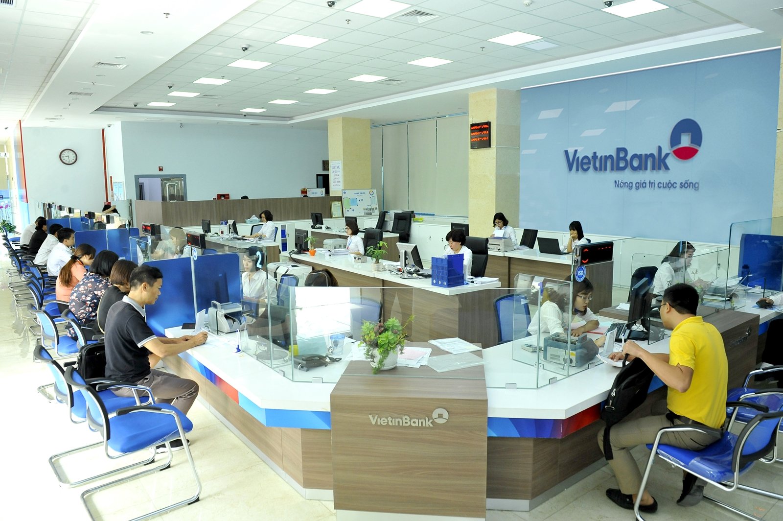 VietinBank triển khai giảm lãi suất cho vay đến 2%/năm để hỗ trợ hoạt động sản xuất kinh doanh. VietinBank triển khai giảm lãi suất cho vay đến 2%/năm để hỗ trợ hoạt động sản xuất kinh doanh.