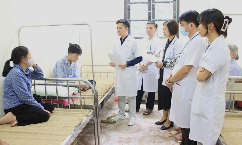Nh&acirc;n vi&ecirc;n y tế thăm kh&aacute;m, đ&aacute;nh gi&aacute; mức độ rối loạn cảm x&uacute;c ở một bệnh nh&acirc;n trẻ điều trị tại Bệnh viện Sức khỏe t&acirc;m thần Bắc Ninh số 2.