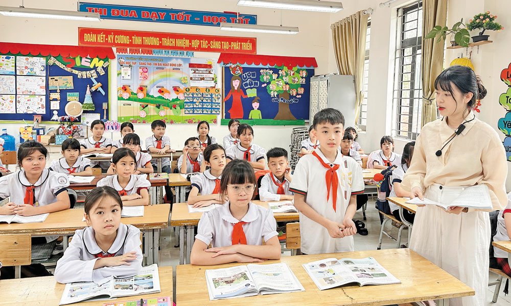 C&ocirc; v&agrave; tr&ograve; trường Tiểu học Đa Mai số 2 phường Đa Mai trong giờ học tiếng Việt.