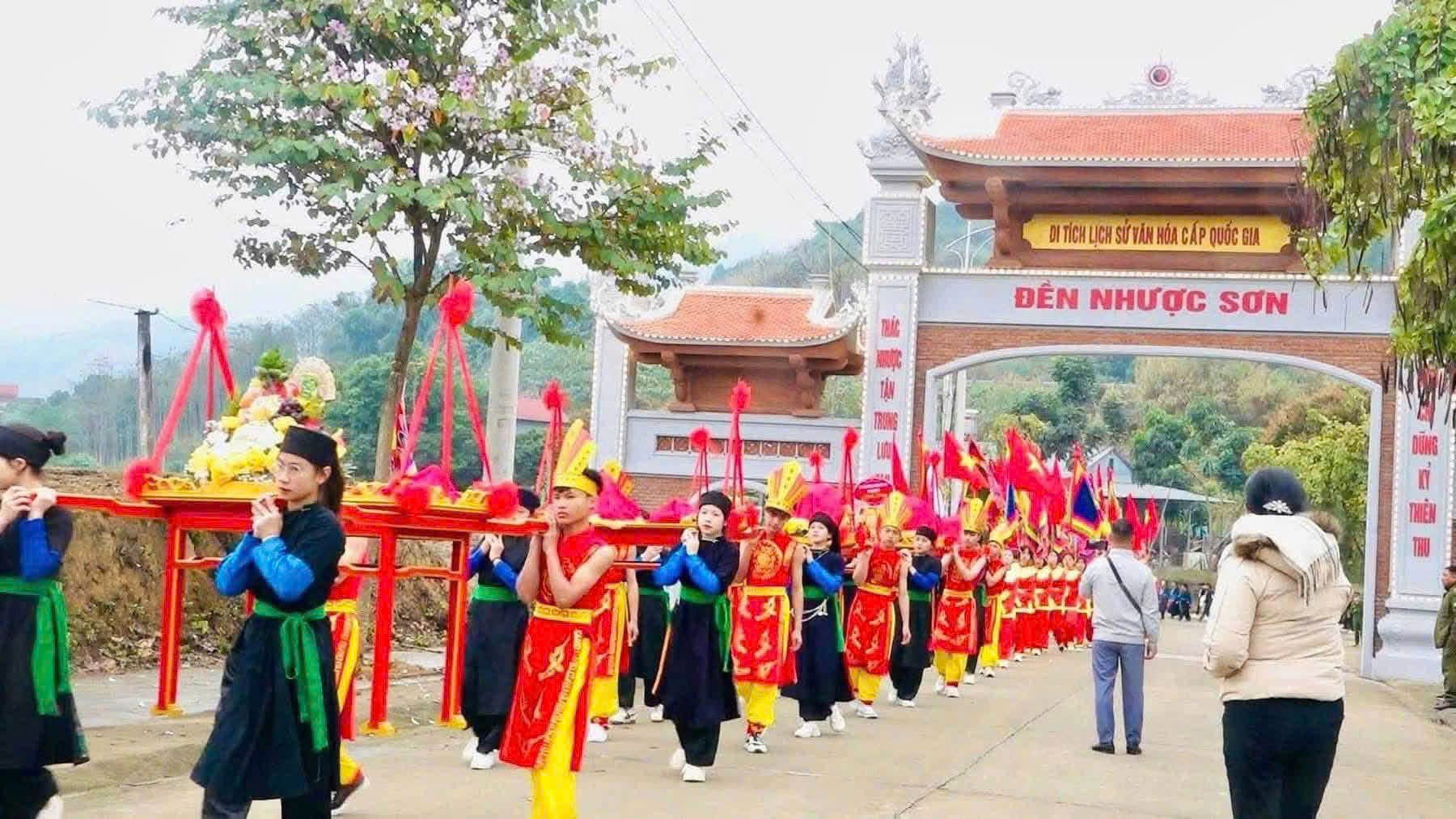Đoàn rước lễ trong trang phục truyền thống, cờ hội rực rỡ tiến về Đền Nhược Sơn, tái hiện nét đẹp văn hóa tâm linh trong Lễ hội Cúng cơm mới. Đoàn rước lễ trong trang phục truyền thống, cờ hội rực rỡ tiến về Đền Nhược Sơn, tái hiện nét đẹp văn hóa tâm linh trong Lễ hội Cúng cơm mới.