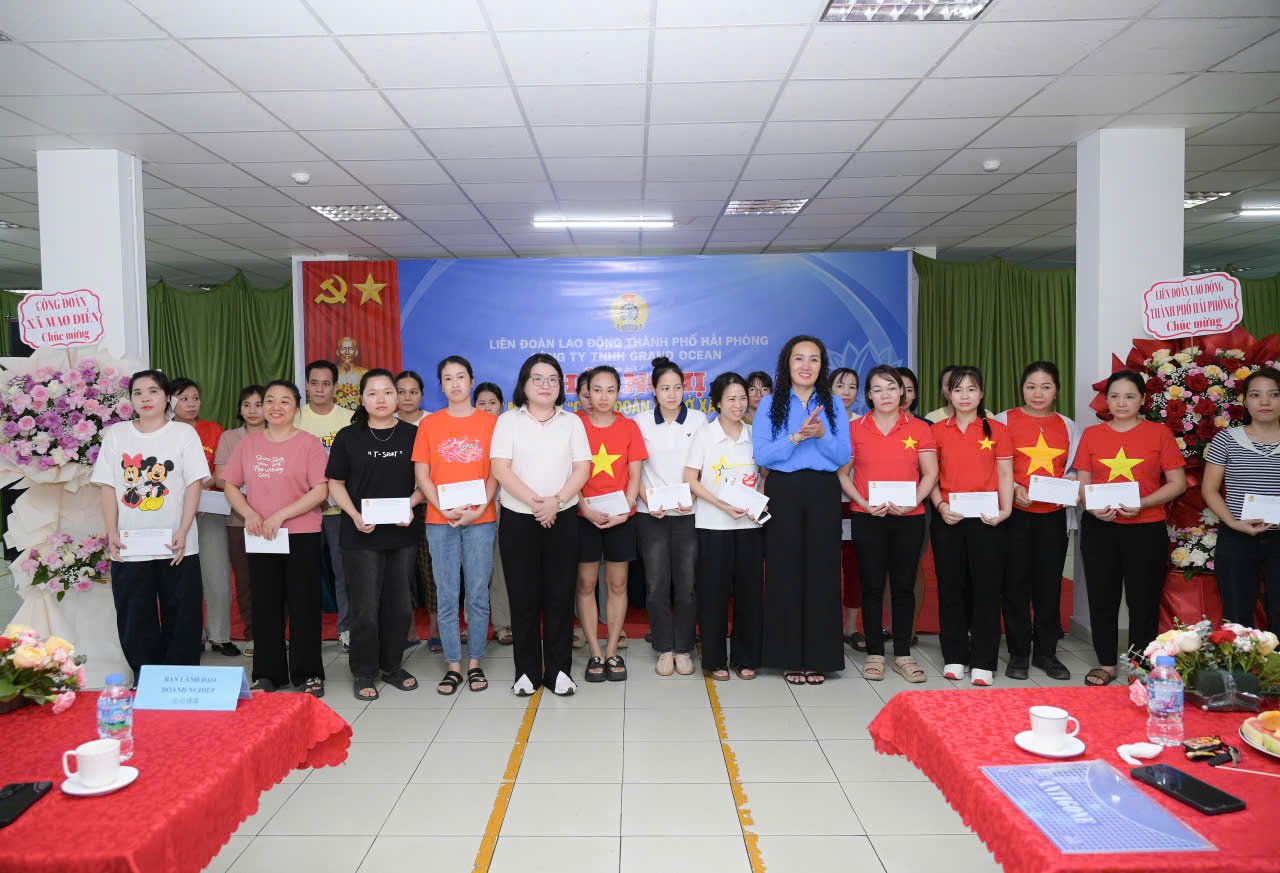 Lãnh đạo Liên đoàn Lao động thành phố và đại diện doanh nghiệp trao quà hỗ trợ các đoàn viên, người lao động có hoàn cảnh khó khăn. Lãnh đạo Liên đoàn Lao động thành phố và đại diện doanh nghiệp trao quà hỗ trợ các đoàn viên, người lao động có hoàn cảnh khó khăn.