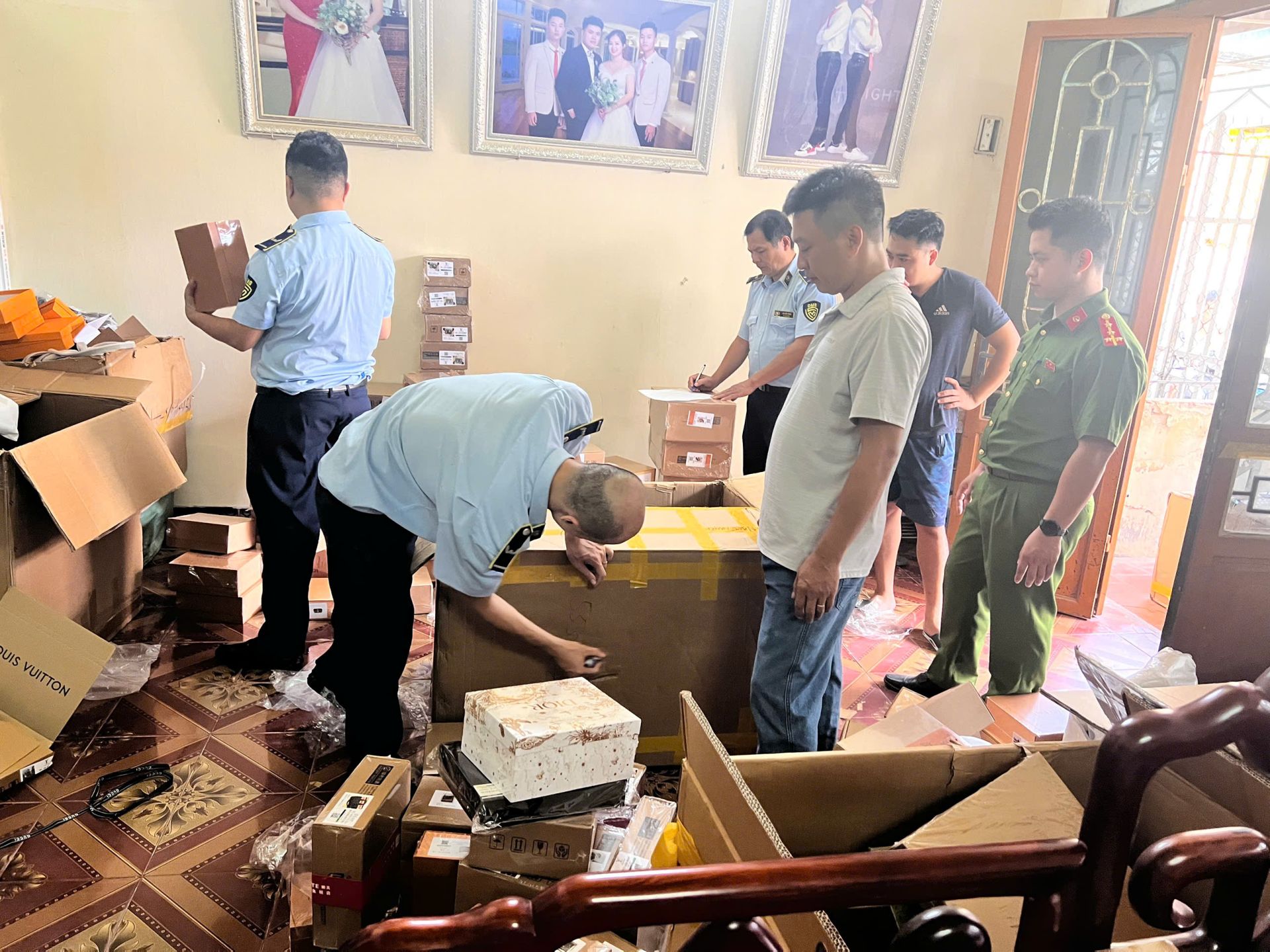 Lực lượng chức năng kiểm tra hàng hóa Lực lượng chức năng kiểm tra hàng hóa