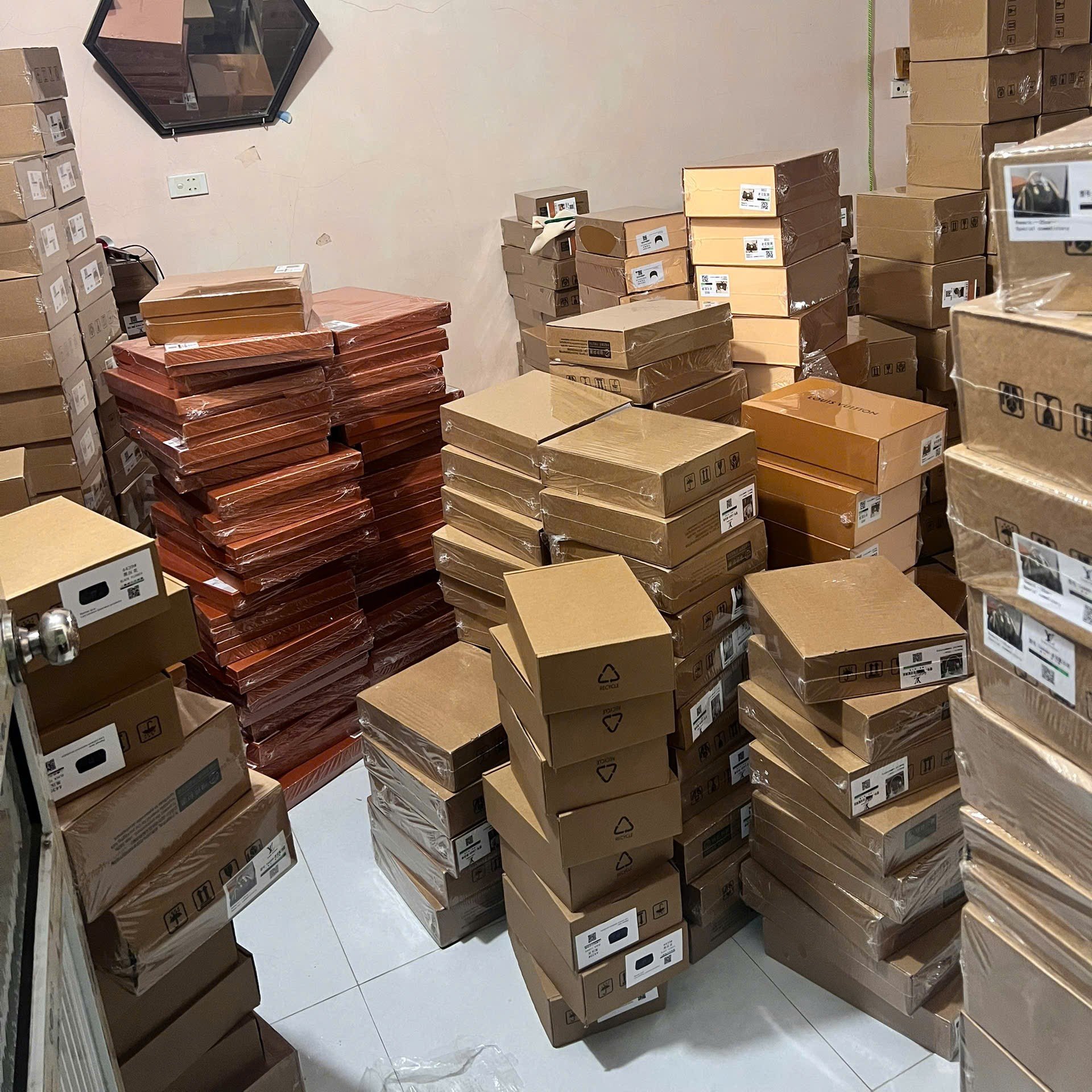 Lô hàng hóa vi phạm Lô hàng hóa vi phạm