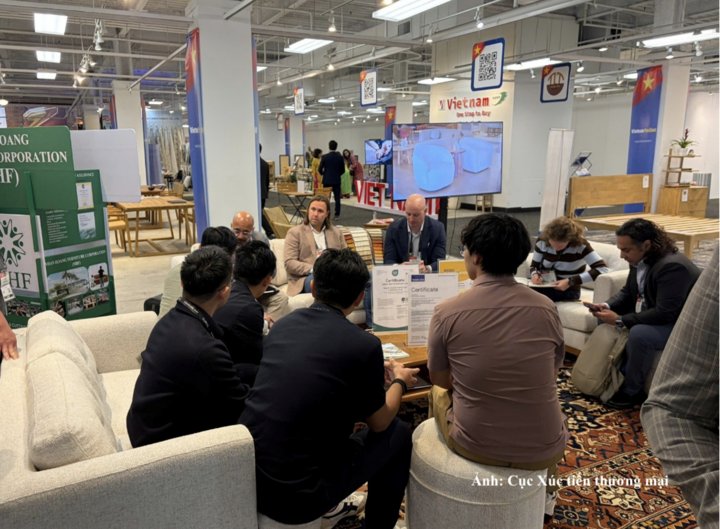 Doanh nghiệp Việt Nam kết nối đối t&aacute;c, mở rộng thị trường tại High Point Market.