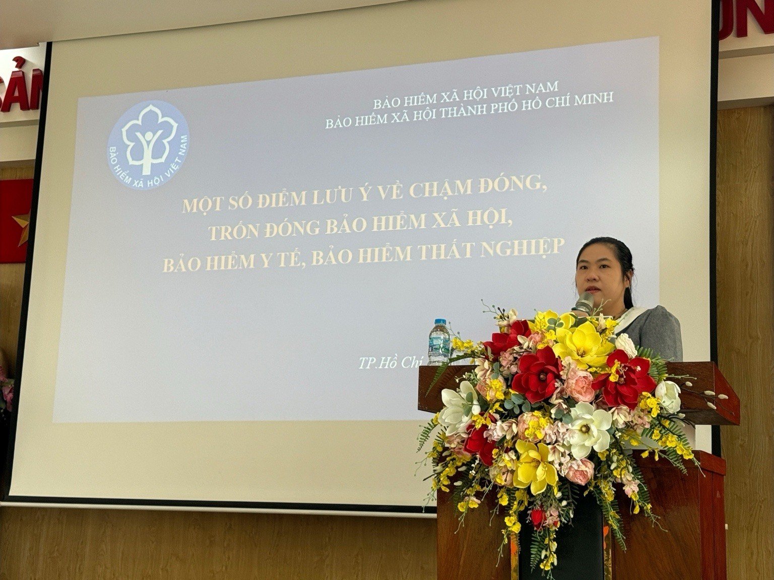 Bà Nguyễn Thị Hằng - Phó Trưởng phòng Kiểm tra, Bảo hiểm xã hội Thành phố Hồ Chí Minh báo cáo một số điểm lưu ý về chậm đóng, trốn đóng BHXH, BHYT, BHTN tại Hội nghị. Bà Nguyễn Thị Hằng - Phó Trưởng phòng Kiểm tra, Bảo hiểm xã hội Thành phố Hồ Chí Minh báo cáo một số điểm lưu ý về chậm đóng, trốn đóng BHXH, BHYT, BHTN tại Hội nghị.