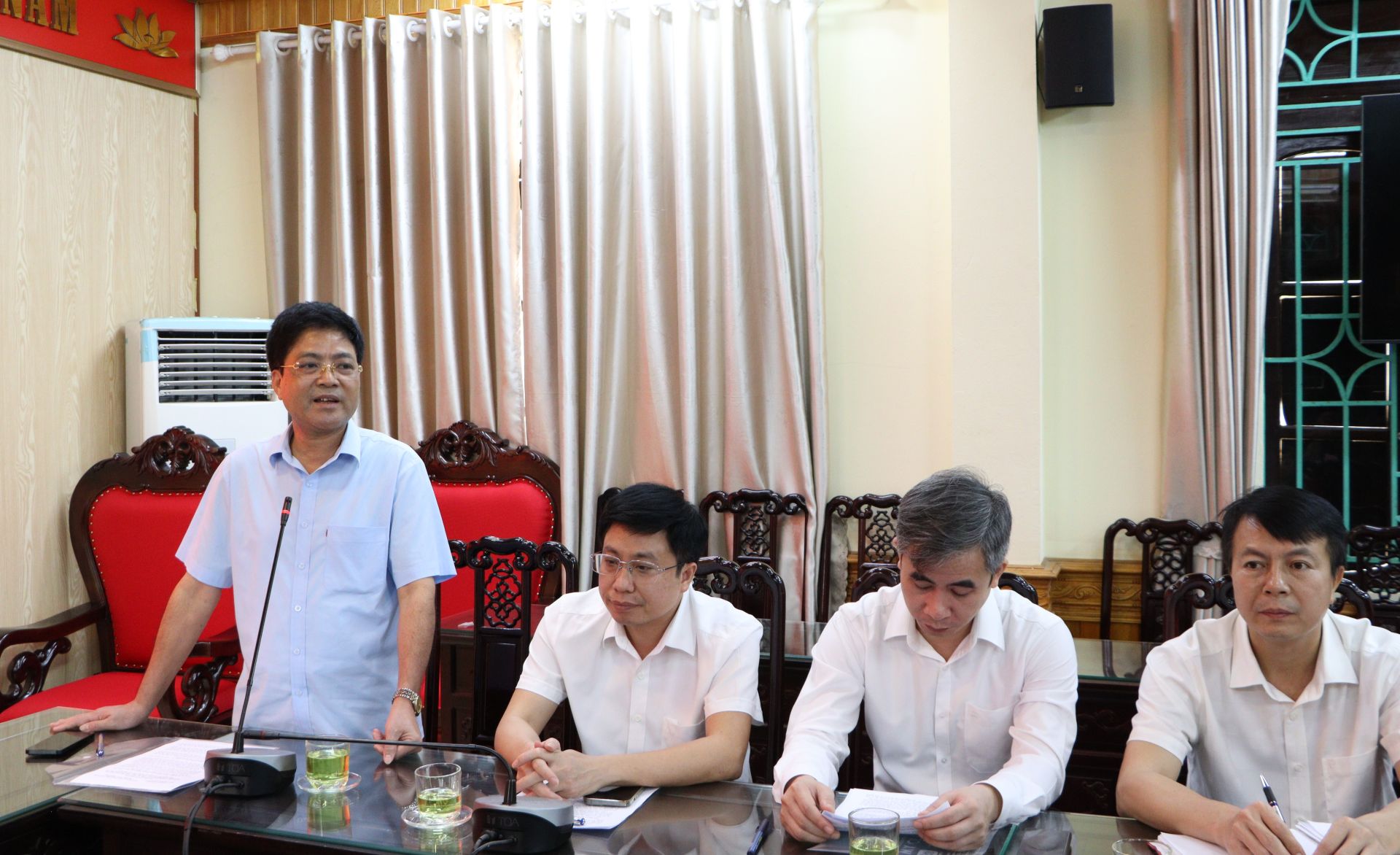 &Ocirc;ng Trần Minh Hoan, B&iacute; thư Đảng ủy, Chủ tịch HĐND x&atilde; ph&aacute;t biểu tại hội nghị. Ảnh: Linh Trần