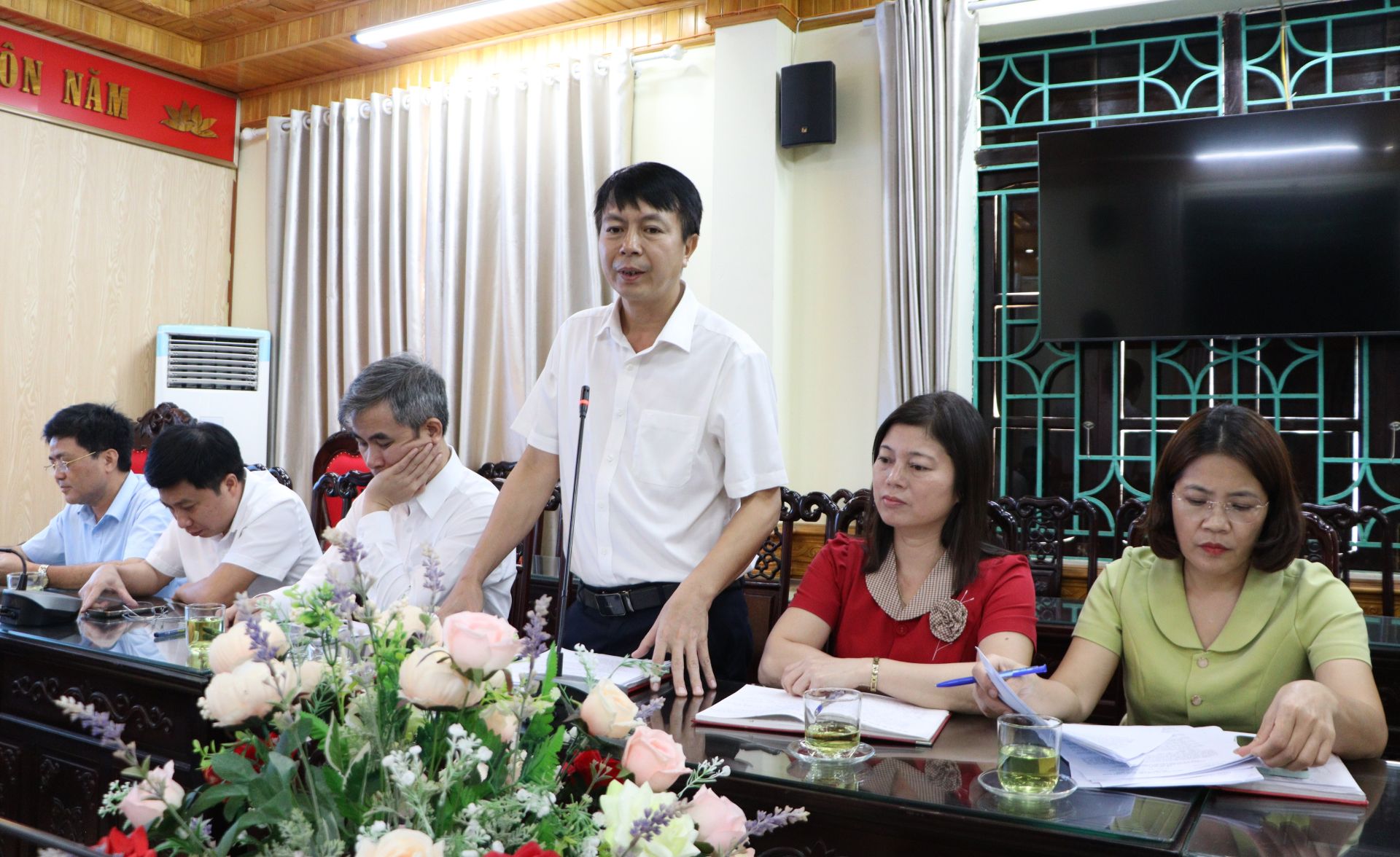 &Ocirc;ng Trần Trung Hiếu, Ph&oacute; chủ tịch UBND x&atilde; Vụ Bản ph&aacute;t biểu tại hội nghị. Ảnh: Linh Trần