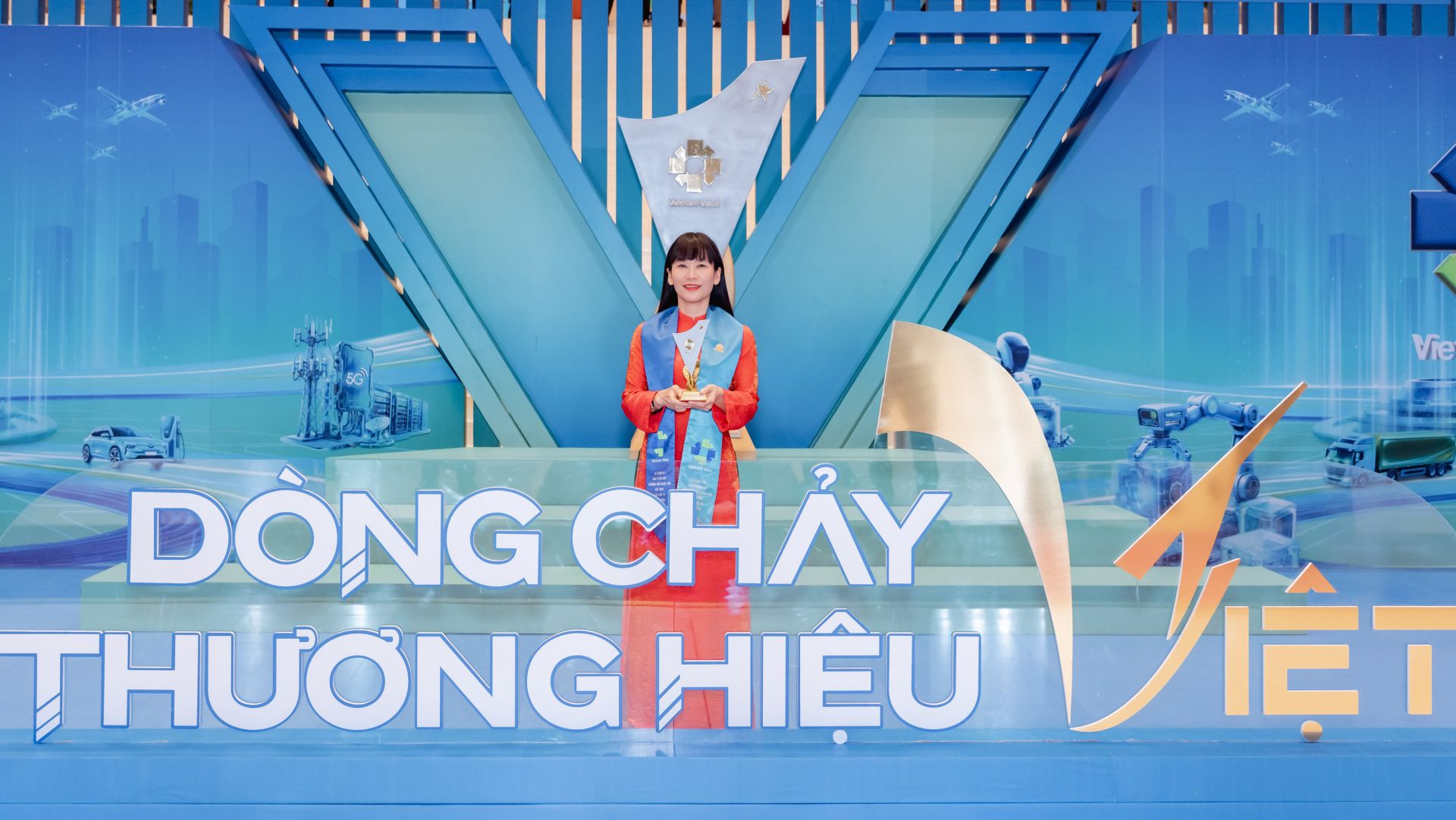 Bà Trịnh Thị Hồng Vân, Chủ tịch HĐTV Công ty Yến Sào Khánh Hòa. Nữ Doanh nhân ASEAN tiêu biểu, Doanh nhân Việt Nam tiêu biểu toàn quốc năm 2026; tại Lễ Công bố sản phẩm đạt Thương hiệu Quốc gia Việt Nam lần thứ 10/2026. Ảnh: YSKH Bà Trịnh Thị Hồng Vân, Chủ tịch HĐTV Công ty Yến Sào Khánh Hòa. Nữ Doanh nhân ASEAN tiêu biểu, Doanh nhân Việt Nam tiêu biểu toàn quốc năm 2026; tại Lễ Công bố sản phẩm đạt Thương hiệu Quốc gia Việt Nam lần thứ 10/2026. Ảnh: YSKH