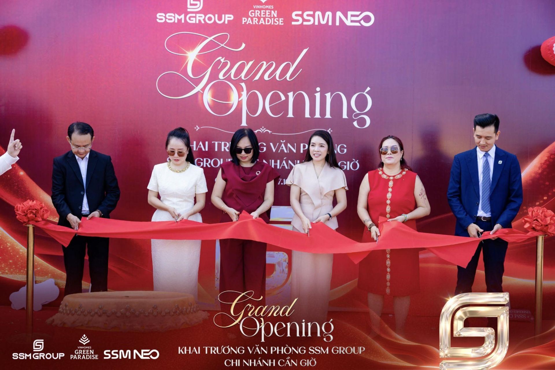 Ban lãnh đạo SSM Group cùng đại diện CĐT Vinhomes cắt băng khai trương Văn Phòng SSM Group chi nhánh Cần Giờ. Ban lãnh đạo SSM Group cùng đại diện CĐT Vinhomes cắt băng khai trương Văn Phòng SSM Group chi nhánh Cần Giờ.