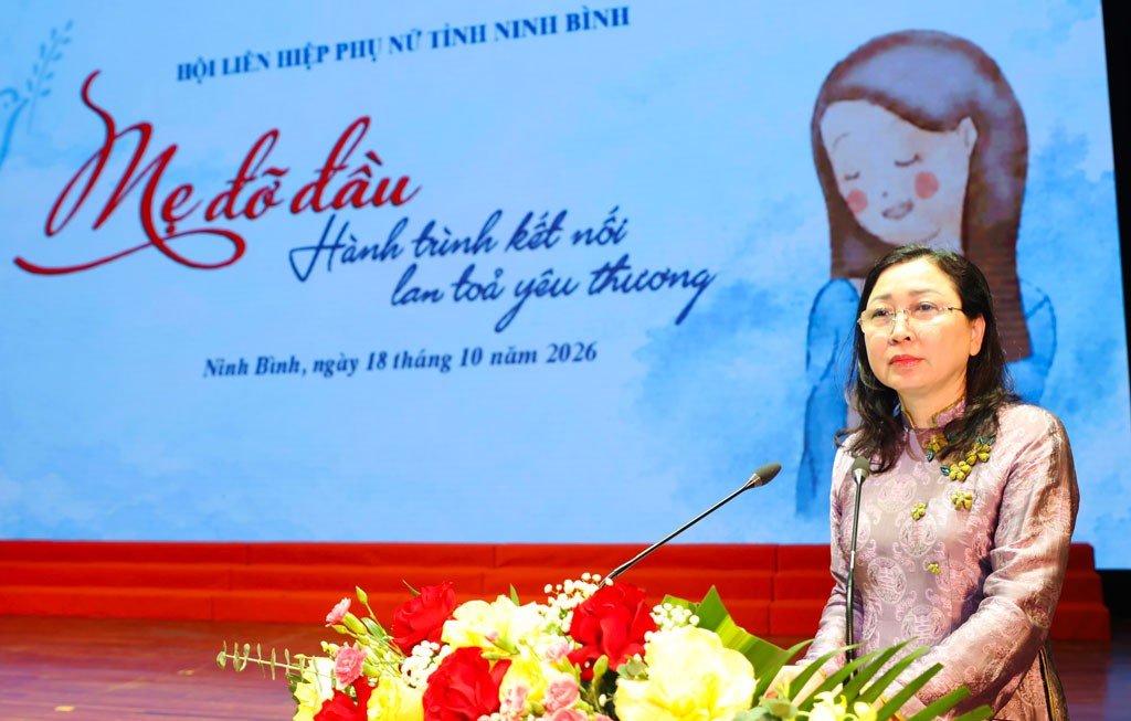 Phó Bí thư Tỉnh ủy, Chủ tịch Ủy ban Mặt trận Tổ quốc Việt Nam tỉnh Ninh Bình Đinh Thị Lụa phát biểu Phó Bí thư Tỉnh ủy, Chủ tịch Ủy ban Mặt trận Tổ quốc Việt Nam tỉnh Ninh Bình Đinh Thị Lụa phát biểu