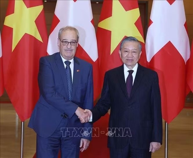 Tổng B&iacute; thư, Chủ tịch nước T&ocirc; L&acirc;m v&agrave; Tổng thống Thụy Sĩ Guy Parmelin chụp ảnh chung. Ảnh: Thống Nhất/TTXVN