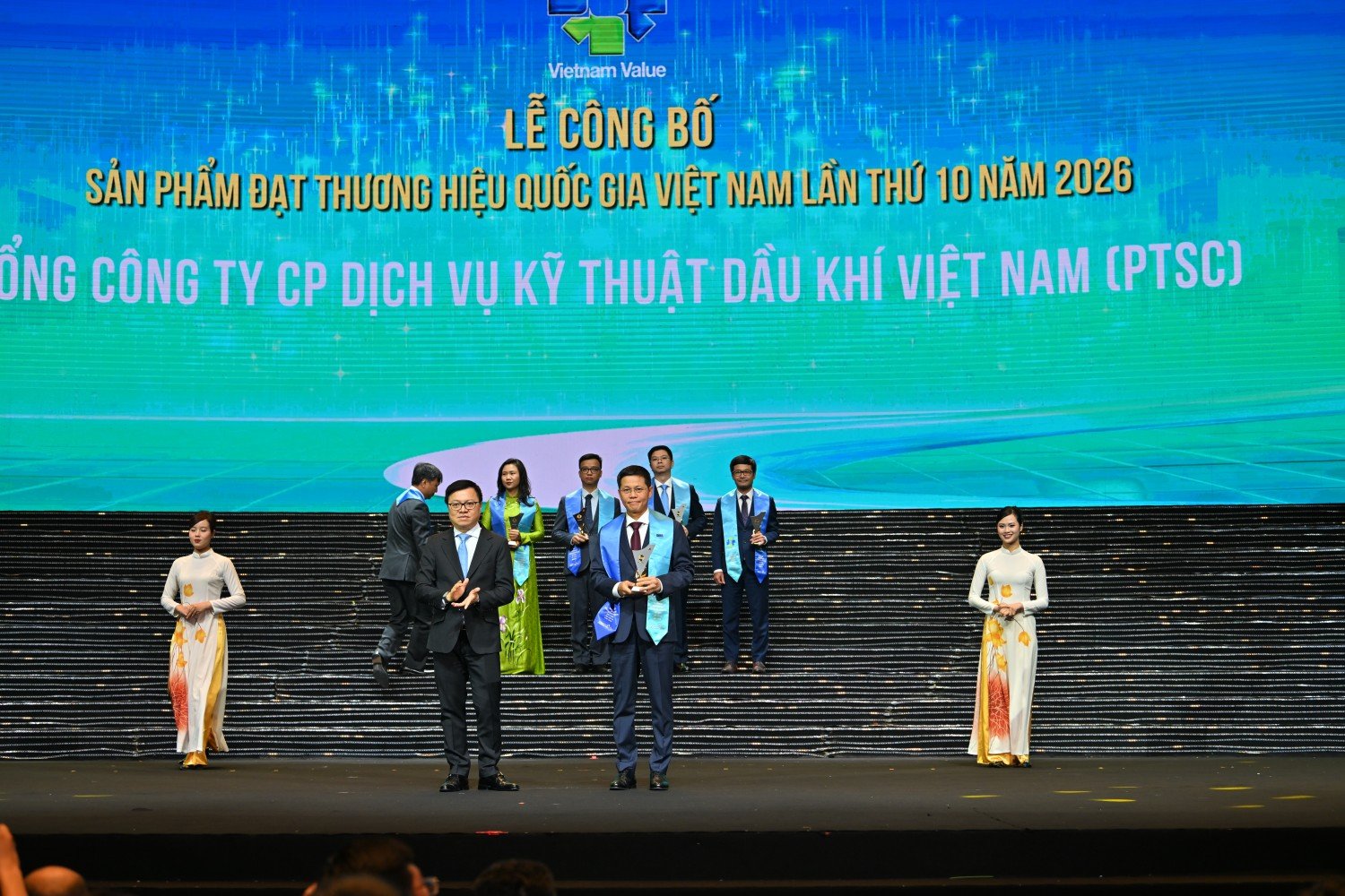 &Ocirc;ng Trần Hồ Bắc - Tổng Gi&aacute;m đốc Tổng c&ocirc;ng ty CP Dịch vụ Kỹ thuật Dầu kh&iacute; Việt Nam (PTSC) đại diện đơn vị nhận vinh danh tại sự kiện