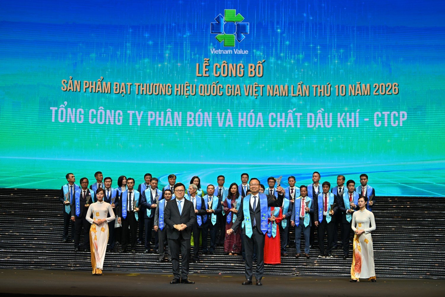 &Ocirc;ng Phan C&ocirc;ng Th&agrave;nh - Tổng Gi&aacute;m đốc Tổng c&ocirc;ng ty Ph&acirc;n b&oacute;n v&agrave; H&oacute;a chất Dầu kh&iacute; (PVFCCo - Ph&uacute; Mỹ) đại diện đơn vị nhận vinh danh tại sự kiện