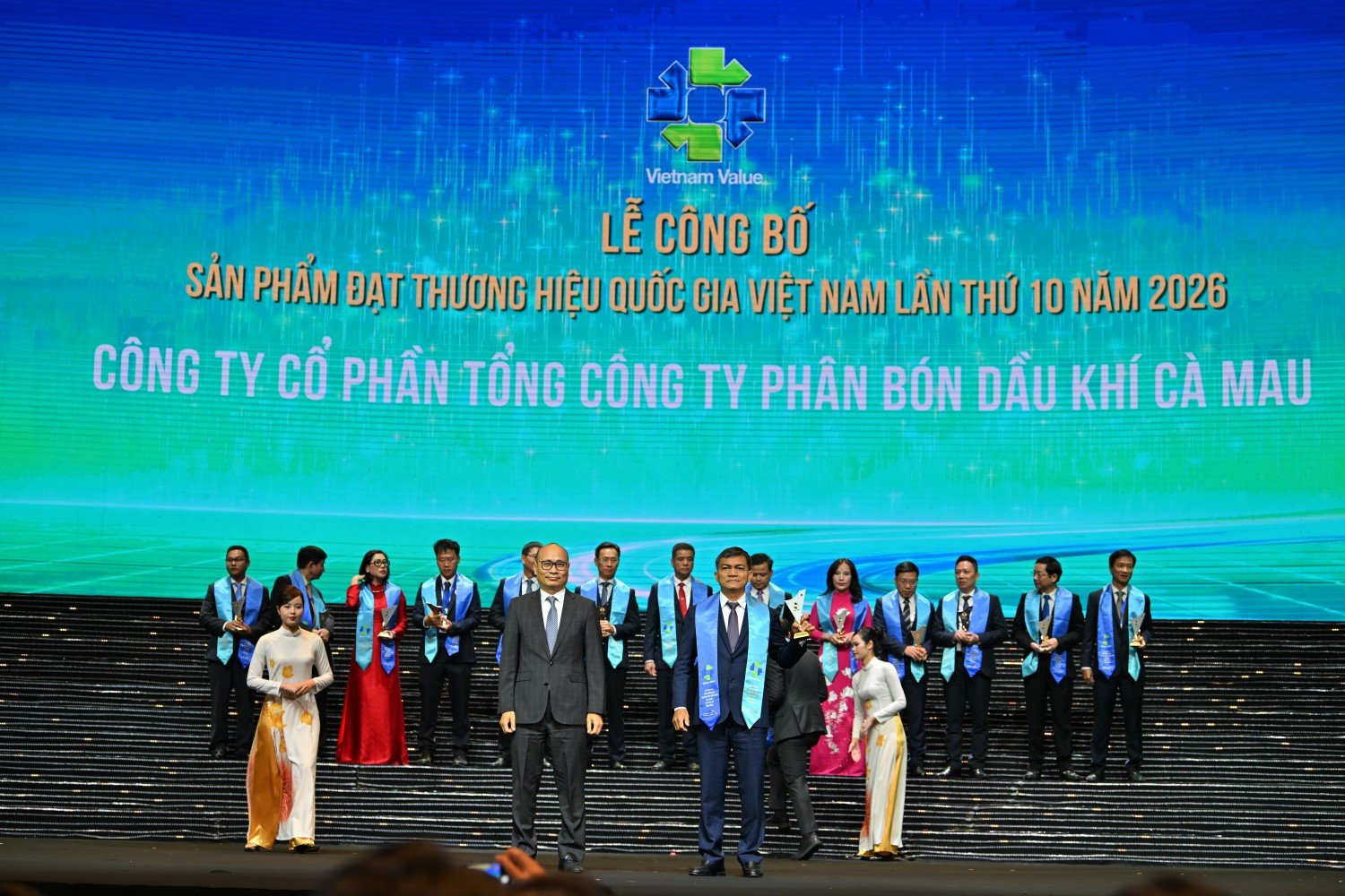 &Ocirc;ng Văn Tiến Thanh - Chủ tịch HĐQT Tổng c&ocirc;ng ty Ph&acirc;n b&oacute;n Dầu kh&iacute; C&agrave; Mau (PVCFC) đại diện đơn vị nhận vinh danh tại sự kiện