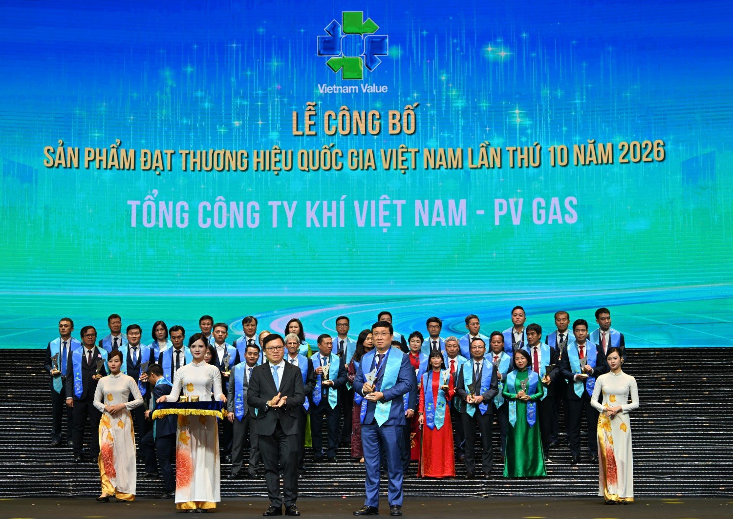 &Ocirc;ng Nguyễn C&ocirc;ng Luận - Ph&oacute; Tổng Gi&aacute;m đốc Tổng c&ocirc;ng ty Kh&iacute; Việt Nam (PV GAS) đại diện đơn vị nhận vinh danh tại sự kiện