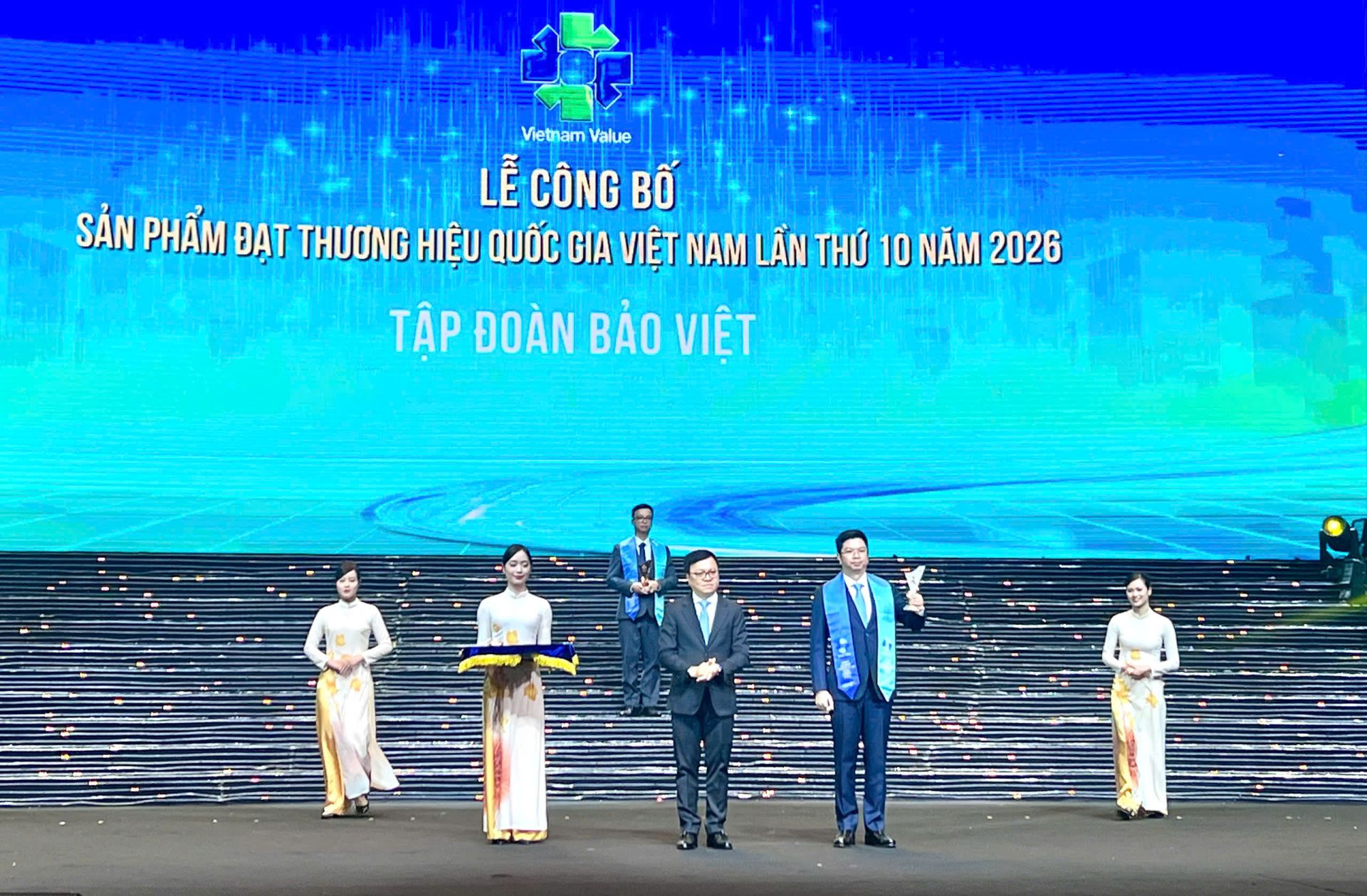 Bảo Việt - Thương hiệu Quốc gia vì người Việt, vì tương lai Việt Bảo Việt - Thương hiệu Quốc gia vì người Việt, vì tương lai Việt