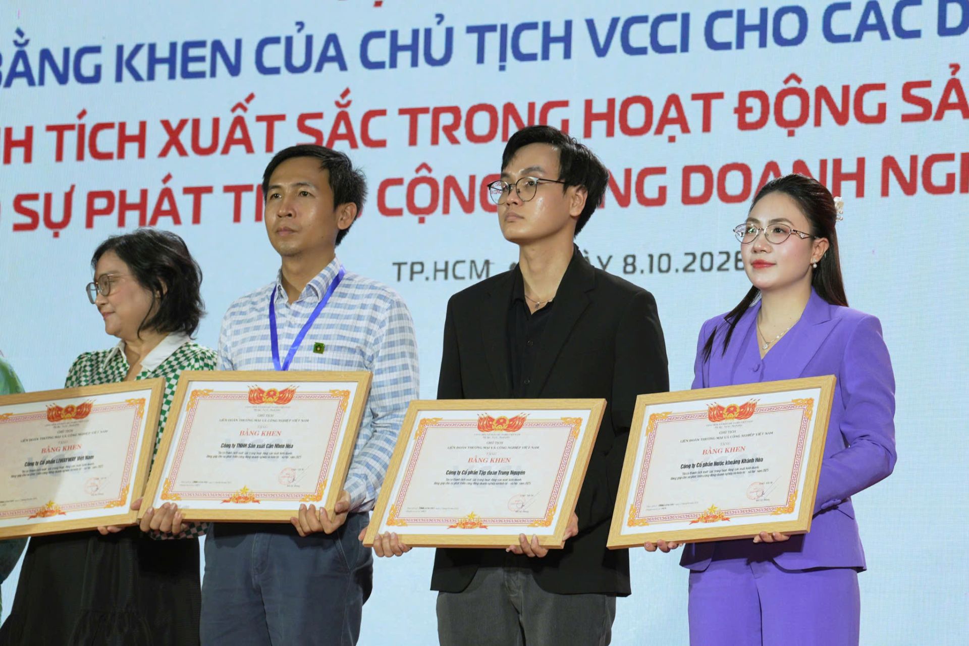 B&agrave; Nguyễn Thị Nga, Tổng Gi&aacute;m đốc C&ocirc;ng ty Cổ phần Nước kho&aacute;ng Kh&aacute;nh H&ograve;a (Vikoda) nhận bằng khen của Chủ tịch VCCI nh&acirc;n dịp kỉ niệm 30 năm.