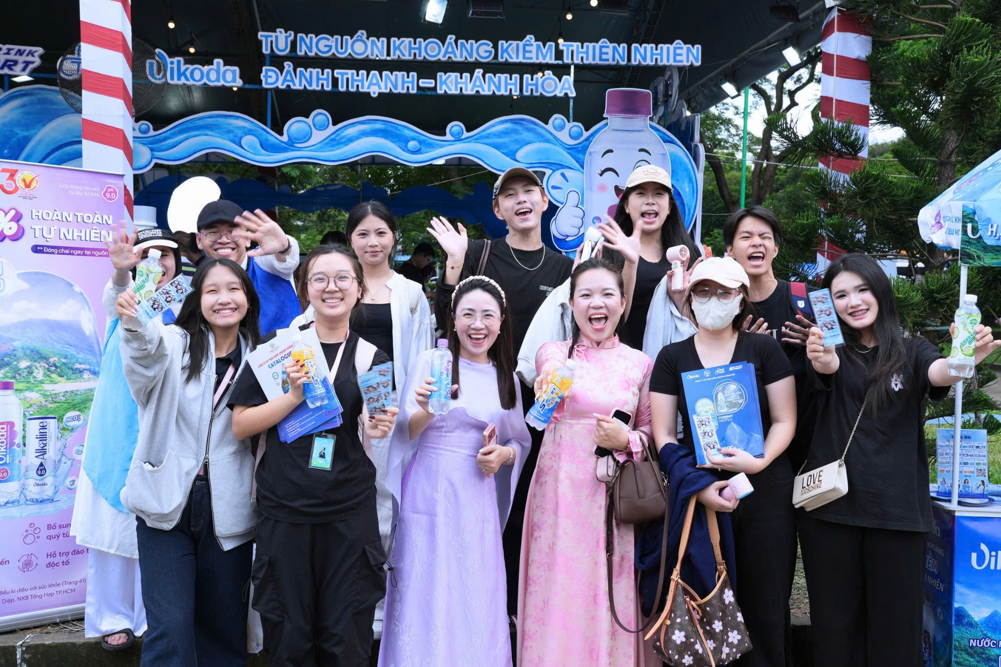Gian h&agrave;ng giới thiệu c&aacute;c sản phẩm của Vikoda thu h&uacute;t đ&ocirc;ng đảo du kh&aacute;ch trải nghiệm.