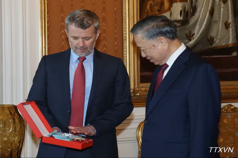 Nh&agrave; Vua Frederik X trao tặng Tổng B&iacute; thư, Chủ tịch nước T&ocirc; L&acirc;m Hu&acirc;n chương Voi (Order of the Elephant) - Hu&acirc;n chương cao qu&yacute; nhất của Vương quốc Đan Mạch. (Ảnh: Thống Nhất/TTXVN)