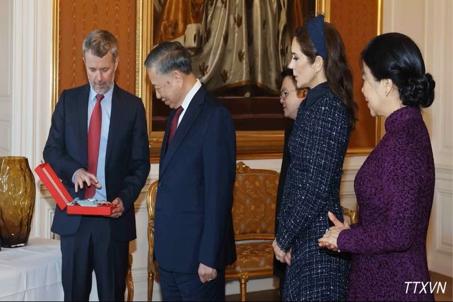Nh&agrave; Vua Frederik X trao tặng Tổng B&iacute; thư, Chủ tịch nước T&ocirc; L&acirc;m Hu&acirc;n chương Voi (Order of the Elephant) - Hu&acirc;n chương cao qu&yacute; nhất của Vương quốc Đan Mạch. (Ảnh: Thống Nhất/TTXVN)