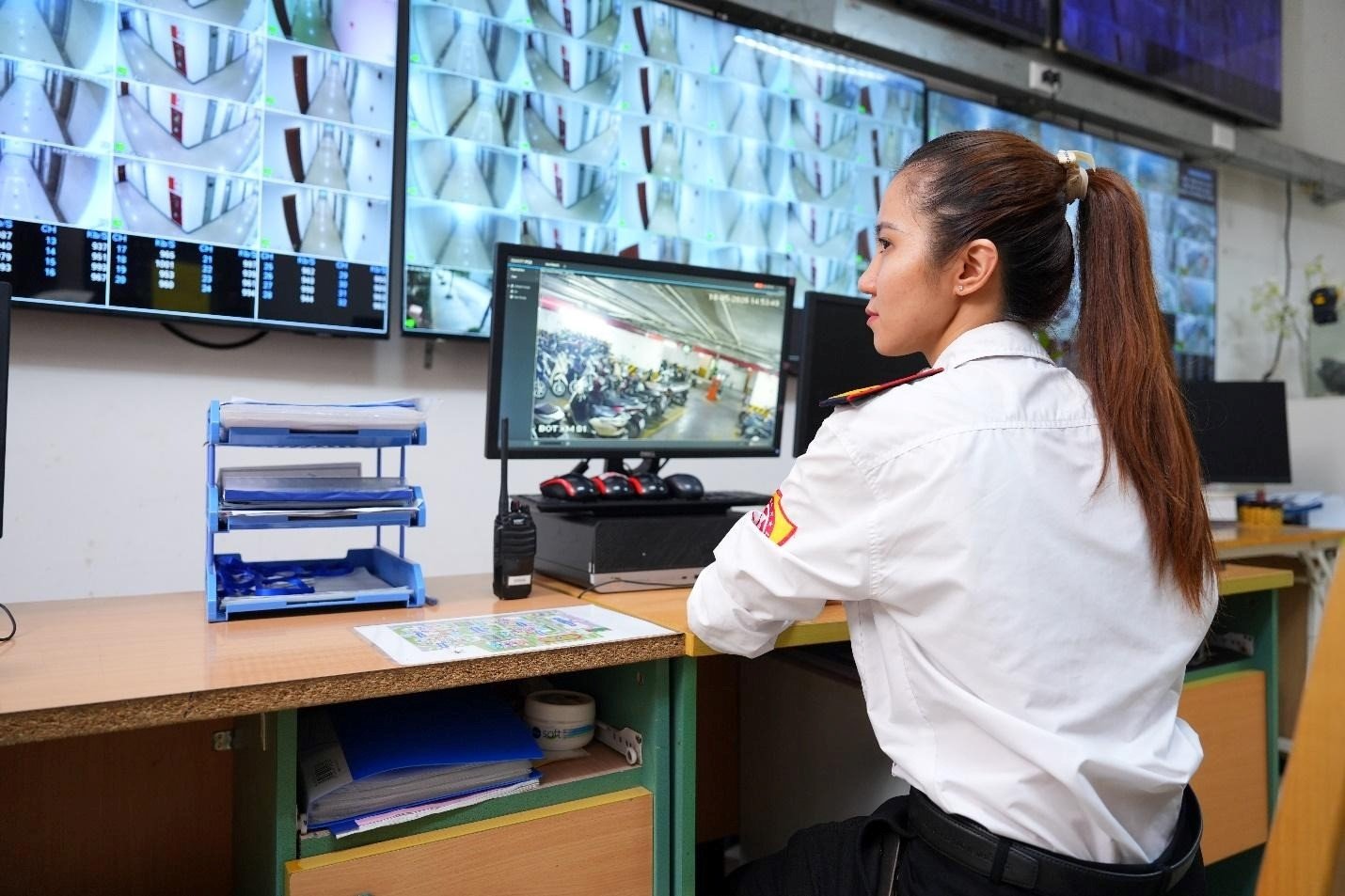 Những &ocirc; m&agrave;n h&igrave;nh đ&ograve;i hỏi sự quan s&aacute;t tập trung v&agrave; ki&ecirc;n nhẫn. Ngồi trực ở ph&ograve;ng camera cũng l&agrave; vị tr&iacute; đầu ti&ecirc;n của Kim Oanh khi gia nhập c&ocirc;ng ty cổ phần dịch vụ bảo vệ Nhất Việt năm 2022