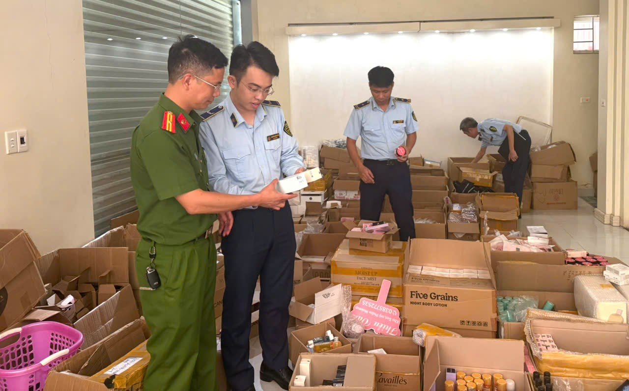 Lực lượng phối hợp tỉnh Thanh Hóa kiểm tra hàng hóa tại cơ sở kinh doanh trên địa bàn quản lý Lực lượng phối hợp tỉnh Thanh Hóa kiểm tra hàng hóa tại cơ sở kinh doanh trên địa bàn quản lý
