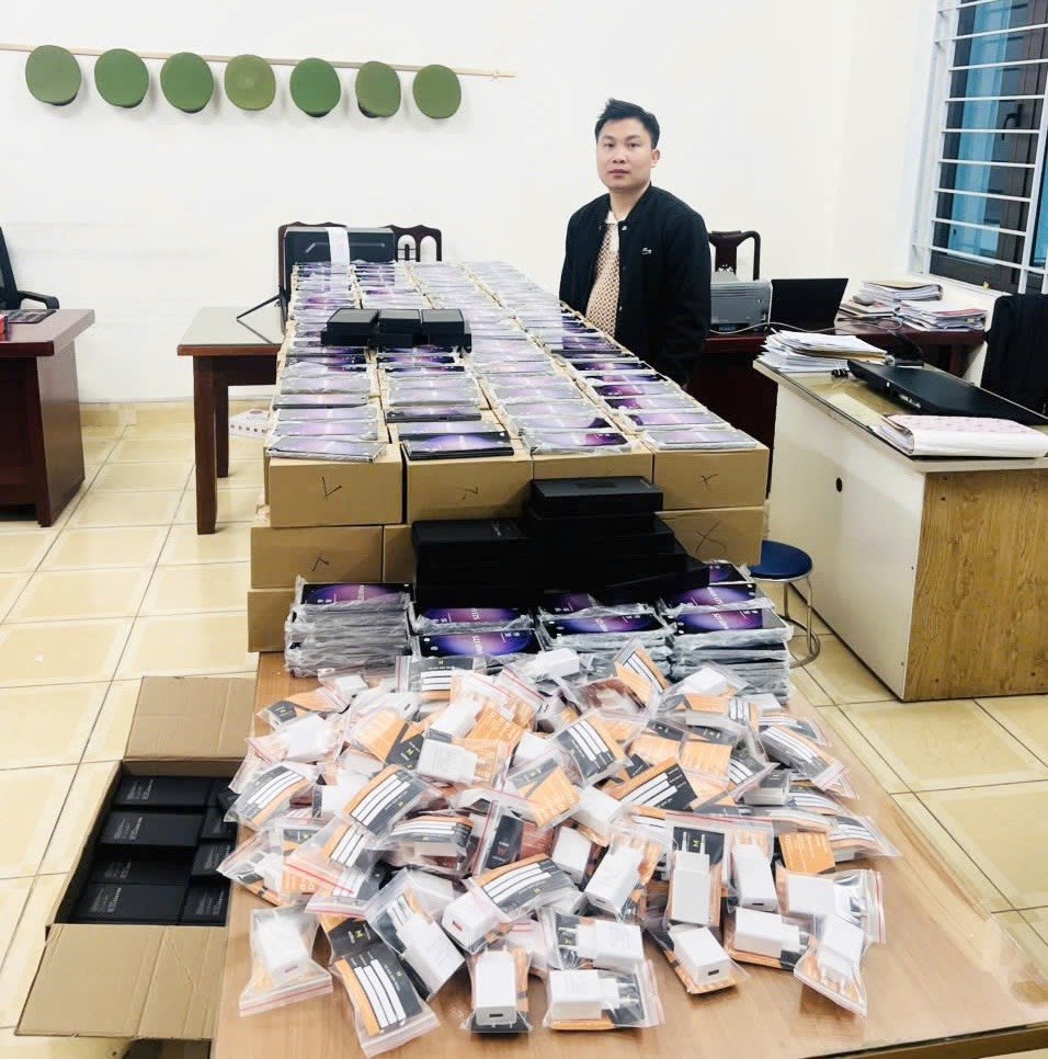 Công an tỉnh Tuyên Quang triệt phá đường dây tiêu thụ hơn 1.000 điện thoại Samsung Galaxy S23 Ultra giả trên phạm vi cả nước Công an tỉnh Tuyên Quang triệt phá đường dây tiêu thụ hơn 1.000 điện thoại Samsung Galaxy S23 Ultra giả trên phạm vi cả nước