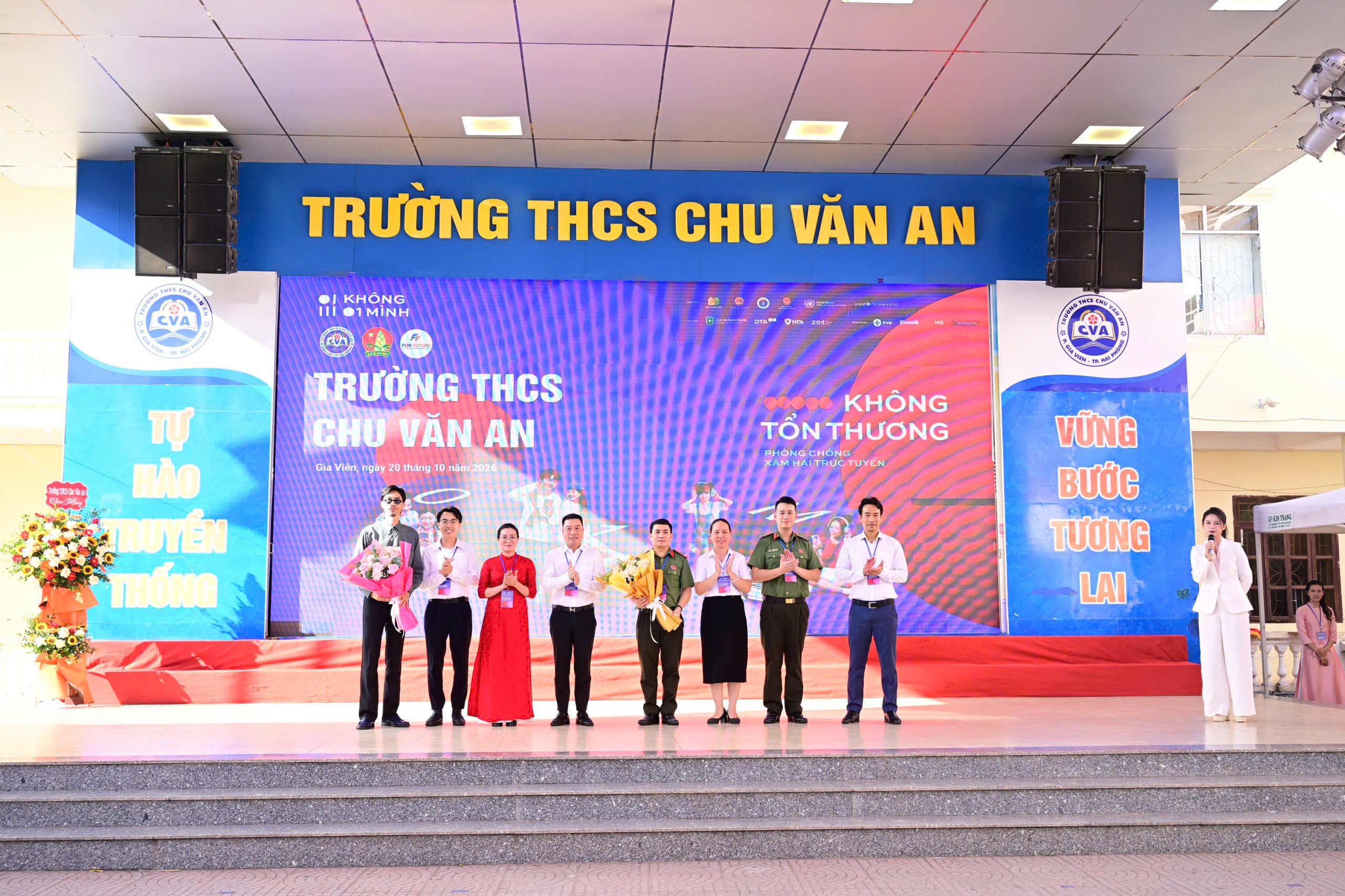 Đại diện Ban Giám hiệu nhà trường và các đại biểu trao hoa cảm ơn Rapper Đen Vâu cùng các đơn vị đồng hành với chiến dịch. Đại diện Ban Giám hiệu nhà trường và các đại biểu trao hoa cảm ơn Rapper Đen Vâu cùng các đơn vị đồng hành với chiến dịch.