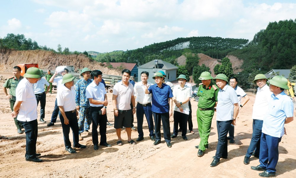 Đoàn công tác kiểm tra hoạt động khai thác đất san lấp của Công ty trách nhiệm hữu hạn Thương mại dịch vụ và Xây dựng Dũng Bích tại khu II, tổ dân phố Khuôn Giàn, phường Kép. Đoàn công tác kiểm tra hoạt động khai thác đất san lấp của Công ty trách nhiệm hữu hạn Thương mại dịch vụ và Xây dựng Dũng Bích tại khu II, tổ dân phố Khuôn Giàn, phường Kép.
