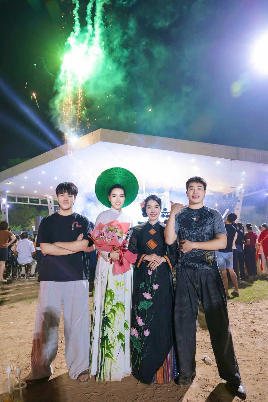 Mỗi thành viên, dù ở vị trí nào, đều góp phần quan trọng vào sự hoàn thiện của chương trình. NTK Hằng Nguyễn cùng ê-kíp chương trình Mỗi thành viên, dù ở vị trí nào, đều góp phần quan trọng vào sự hoàn thiện của chương trình. NTK Hằng Nguyễn cùng ê-kíp chương trình
