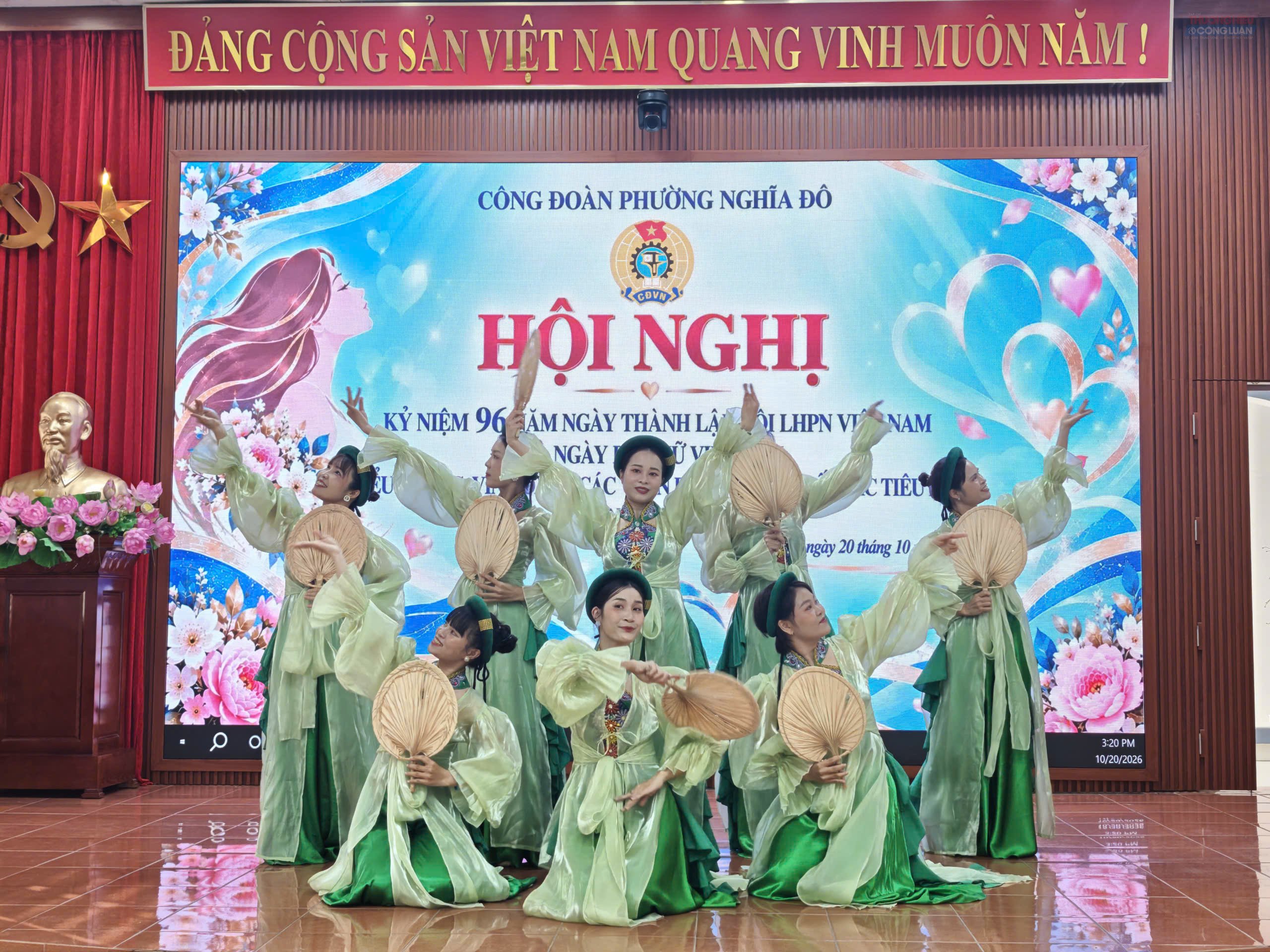 Tiết mục văn nghệ ch&agrave;o mừng g&oacute;p phần tạo kh&ocirc;ng kh&iacute; vui tươi, s&ocirc;i nổi tại chương tr&igrave;nh kỷ niệm 96 năm Ng&agrave;y th&agrave;nh lập Hội Li&ecirc;n hiệp Phụ nữ Việt Nam v&agrave; Ng&agrave;y Phụ nữ Việt Nam 20/10.