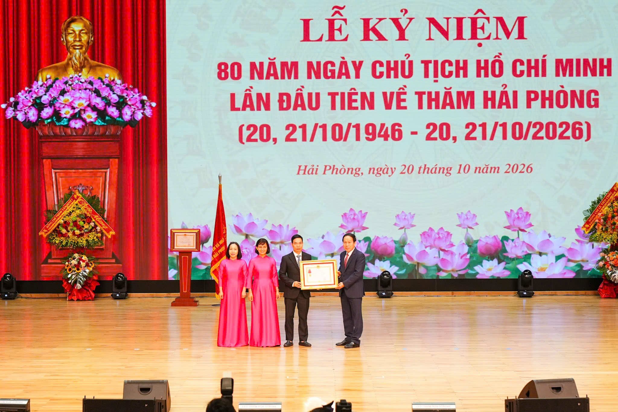 Đồng chí Lê Tiến Châu, Ủy viên Trung ương Đảng, Phó Thủ tướng Chính phủ trao Huân chương Lao động hạng Ba cho Đảng bộ Trường THCS Hồng Bàng (phường Hồng Bàng). Đồng chí Lê Tiến Châu, Ủy viên Trung ương Đảng, Phó Thủ tướng Chính phủ trao Huân chương Lao động hạng Ba cho Đảng bộ Trường THCS Hồng Bàng (phường Hồng Bàng).