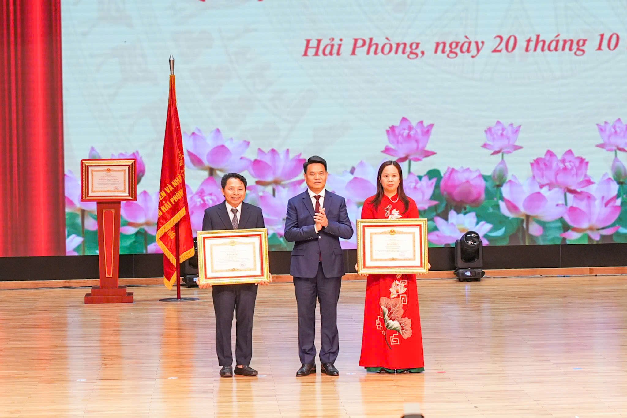 Đồng chí Lê Ngọc Châu, Ủy viên Trung ương Đảng, Bí thư Thành ủy, Trưởng Đoàn đại biểu Quốc hội thành phố Hải Phòng trao tặng Bằng khen của Thủ tướng Chính phủ cho các tập thể, cá nhân có thành tích xuất sắc. Đồng chí Lê Ngọc Châu, Ủy viên Trung ương Đảng, Bí thư Thành ủy, Trưởng Đoàn đại biểu Quốc hội thành phố Hải Phòng trao tặng Bằng khen của Thủ tướng Chính phủ cho các tập thể, cá nhân có thành tích xuất sắc.