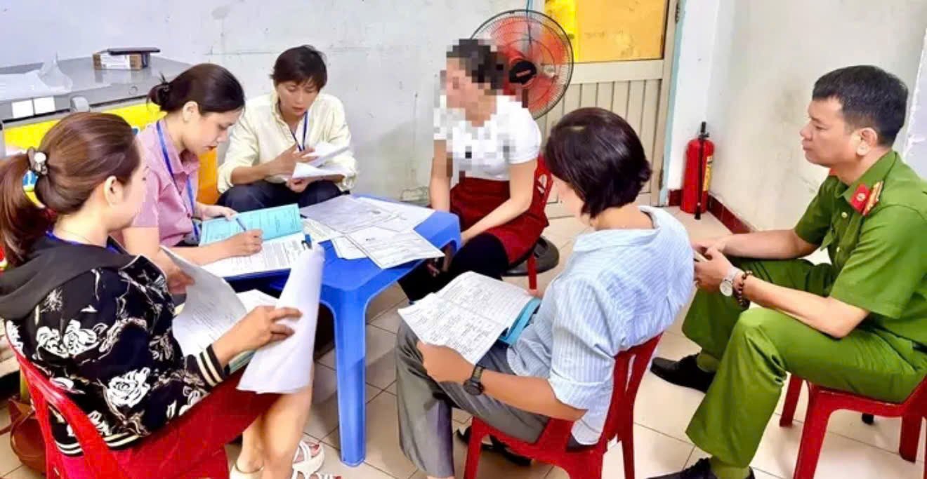 Lực lượng chức năng kiểm tra việc chấp hành các quy định về an toàn thực phẩm tại cơ sở kinh doanh dịch vụ ăn uống trên địa bàn phường Nha Trang. (Ảnh: HT) Lực lượng chức năng kiểm tra việc chấp hành các quy định về an toàn thực phẩm tại cơ sở kinh doanh dịch vụ ăn uống trên địa bàn phường Nha Trang. (Ảnh: HT)