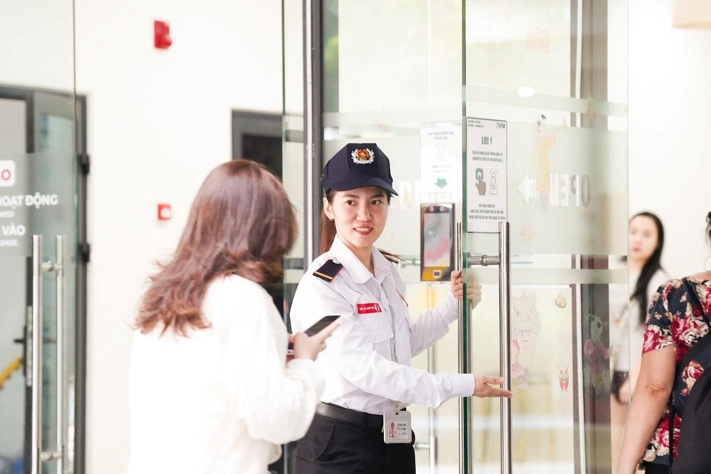 Một c&aacute;nh cửa mở ra đ&uacute;ng l&uacute;c, một nụ cười th&acirc;n thiện&hellip; g&oacute;p phần l&agrave;m n&ecirc;n cảm gi&aacute;c an t&acirc;m nơi cư d&acirc;n