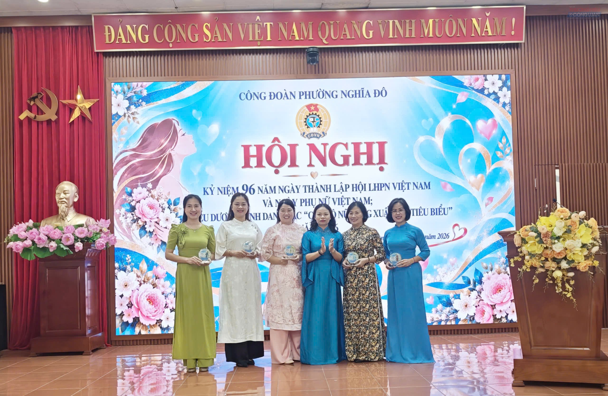 Biểu dương c&aacute;c c&aacute; nh&acirc;n ti&ecirc;u biểu c&oacute; nhiều đ&oacute;ng g&oacute;p t&iacute;ch cực cho c&ocirc;ng t&aacute;c c&ocirc;ng đo&agrave;n v&agrave; chăm lo đời sống, quyền lợi đo&agrave;n vi&ecirc;n.
