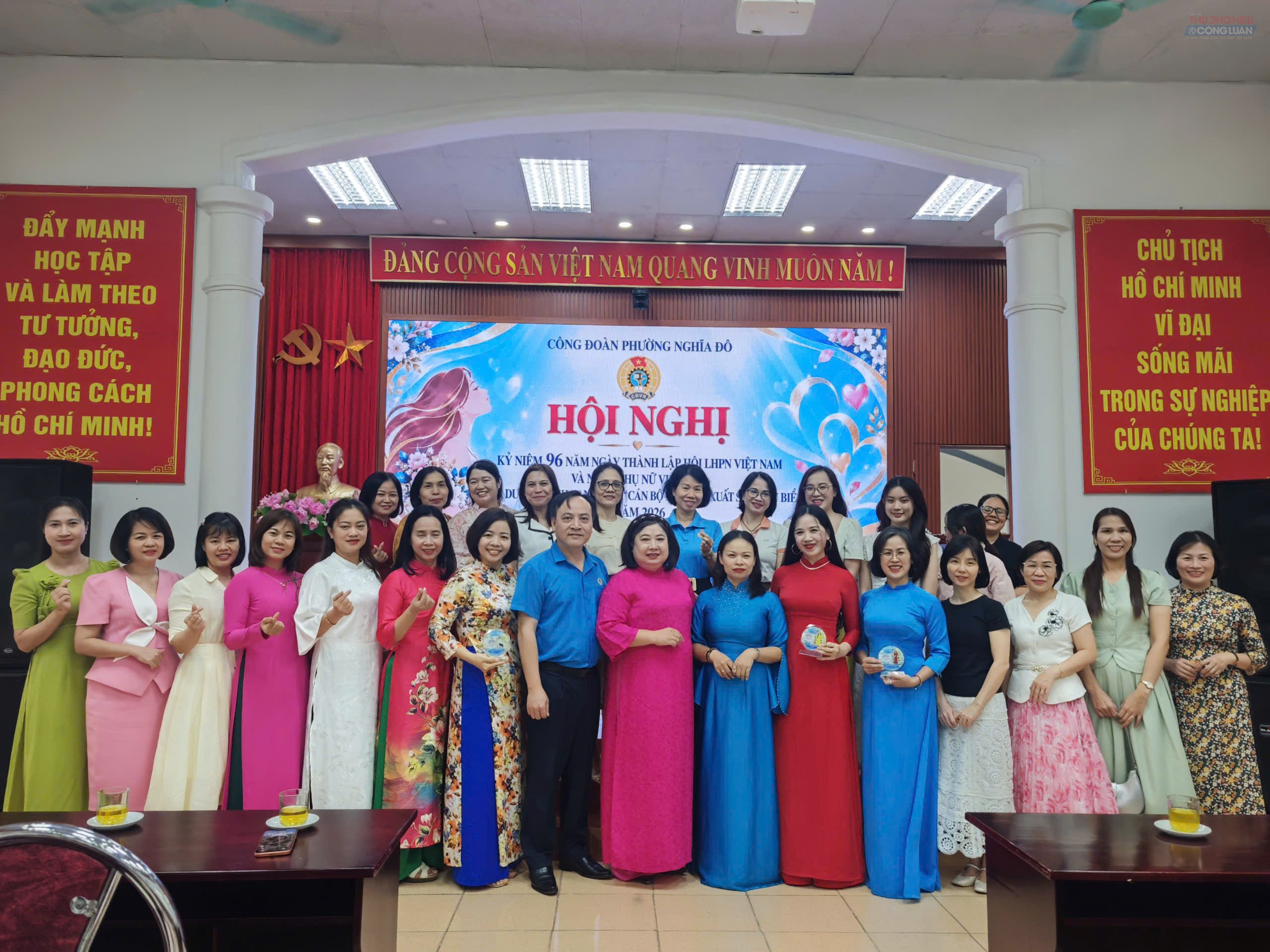 C&aacute;c đại biểu, c&aacute;n bộ phường Nghĩa Đ&ocirc; chụp ảnh lưu niệm tại chương tr&igrave;nh, ghi dấu hoạt động gắn kết v&agrave; đồng h&agrave;nh trong c&ocirc;ng t&aacute;c c&ocirc;ng đo&agrave;n.