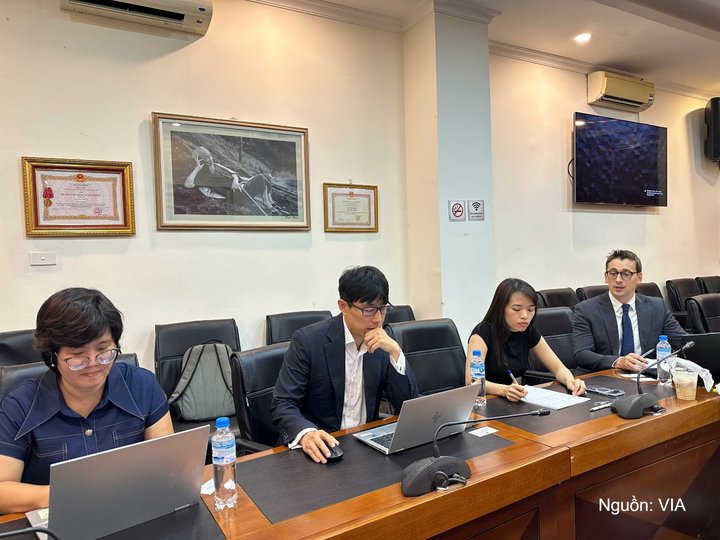 Đại diện Cục Công nghiệp và đoàn chuyên gia EU trao đổi về cơ hội hợp tác trong lĩnh vực nguyên liệu thô quan trọng. Đại diện Cục Công nghiệp và đoàn chuyên gia EU trao đổi về cơ hội hợp tác trong lĩnh vực nguyên liệu thô quan trọng.