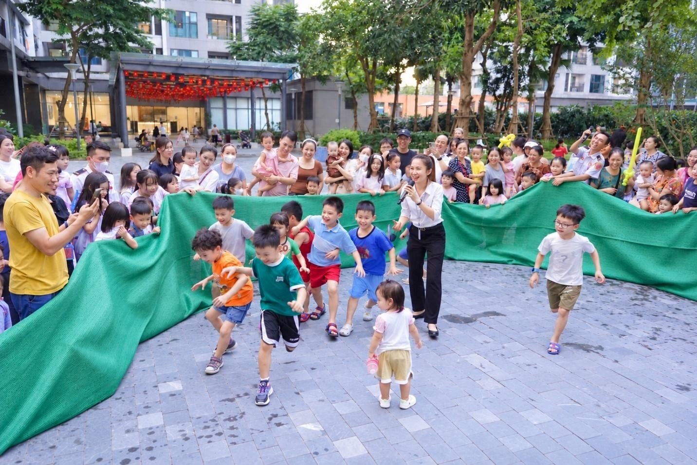 Trong dịp Trung thu, Kim Oanh h&agrave;o hứng h&oacute;a th&acirc;n th&agrave;nh MC, dẫn tr&ograve; chơi đuổi bắt vịt cho c&aacute;c em nhỏ. Những khoảnh khắc vui vẻ khi hỗ trợ cư d&acirc;n tiếp th&ecirc;m động lực để chị v&agrave; đồng nghiệp vượt qua những ca trực d&agrave;i, dịp lễ Tết hay t&igrave;nh huống kh&oacute; xử của nghề an ninh