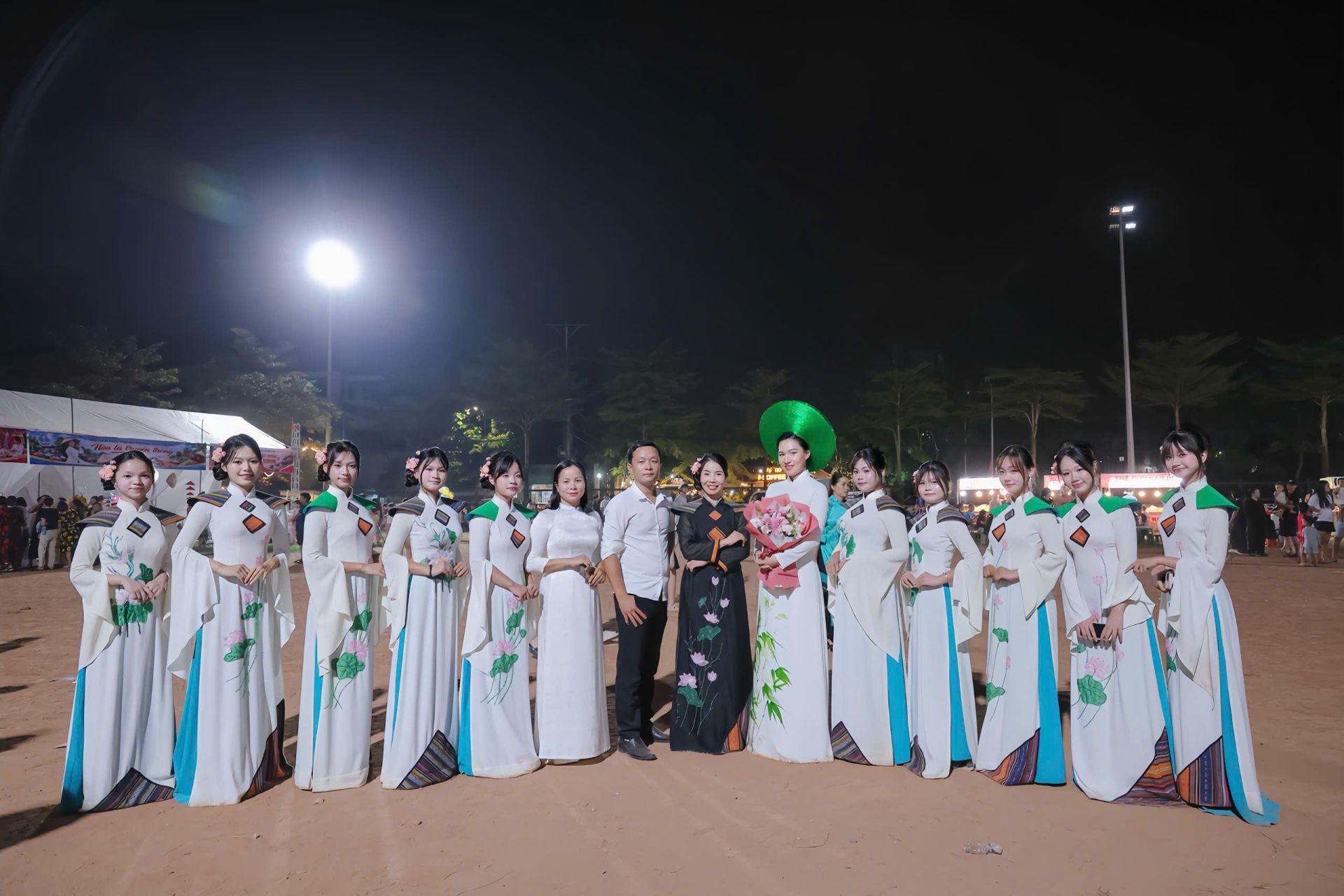 NTK Hằng Nguyễn cùng ê-kíp chương trình NTK Hằng Nguyễn cùng ê-kíp chương trình