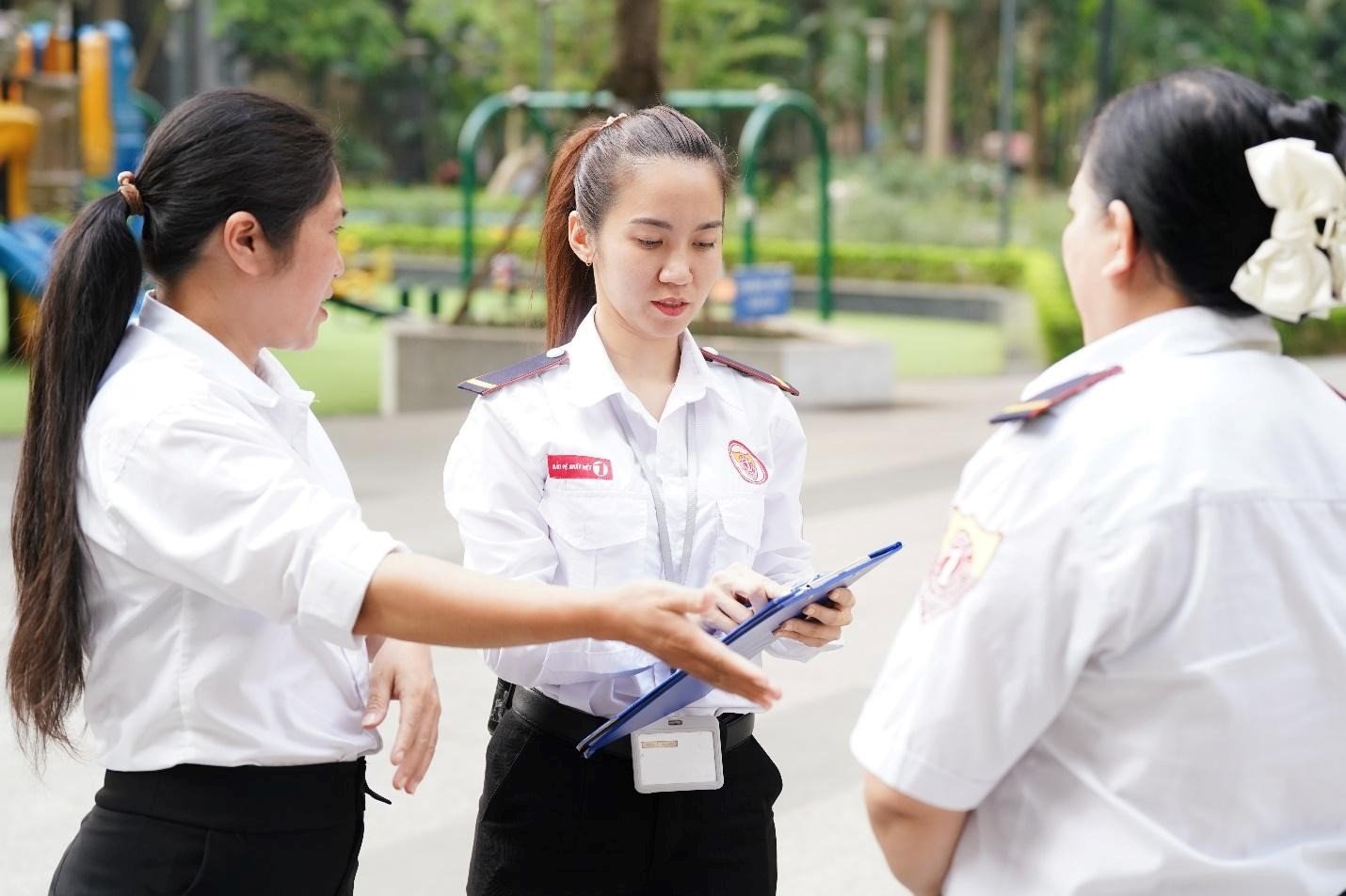 Gắn b&oacute; với Nhất Việt từ năm 2019, chị Ho&agrave;ng Thị Huế đ&atilde; đi qua nhiều vị tr&iacute;, từ nh&acirc;n vi&ecirc;n an ninh, ca trưởng, chỉ huy trưởng đến gi&aacute;m s&aacute;t trong bộ phận quản l&yacute; t&ograve;a nh&agrave;. Mỗi chặng đường đều mang đến cho chị cơ hội học hỏi, tham gia đ&agrave;o tạo nghiệp vụ v&agrave; t&iacute;ch lũy kinh nghiệm để trưởng th&agrave;nh hơn trong c&ocirc;ng việc. Chế độ ph&uacute;c lợi gi&uacute;p chị y&ecirc;n t&acirc;m gắn b&oacute;, c&ograve;n sự sẻ chia, hỗ trợ của đồng nghiệp khiến h&agrave;nh tr&igrave;nh ấy th&ecirc;m &yacute; nghĩa. Suốt những năm qua, chị lu&ocirc;n bền bỉ với những ca trực v&agrave; thường xung phong trực nguy&ecirc;n kỳ nghỉ Lễ, Tết. Nhất Việt cũng l&agrave; nơi chị mong muốn tiếp tục gắn b&oacute;, đồng h&agrave;nh cho đến ng&agrave;y nghỉ hưu.