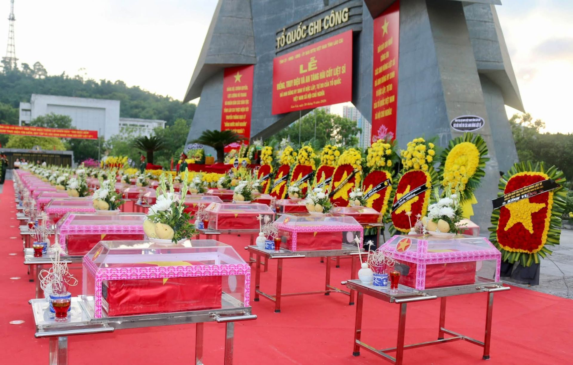 Tỉnh L&agrave;o Cai trang trọng tổ chức Lễ viếng, truy điệu v&agrave; an t&aacute;ng 71 h&agrave;i cốt liệt sĩ được t&igrave;m kiếm, quy tập tr&ecirc;n địa b&agrave;n